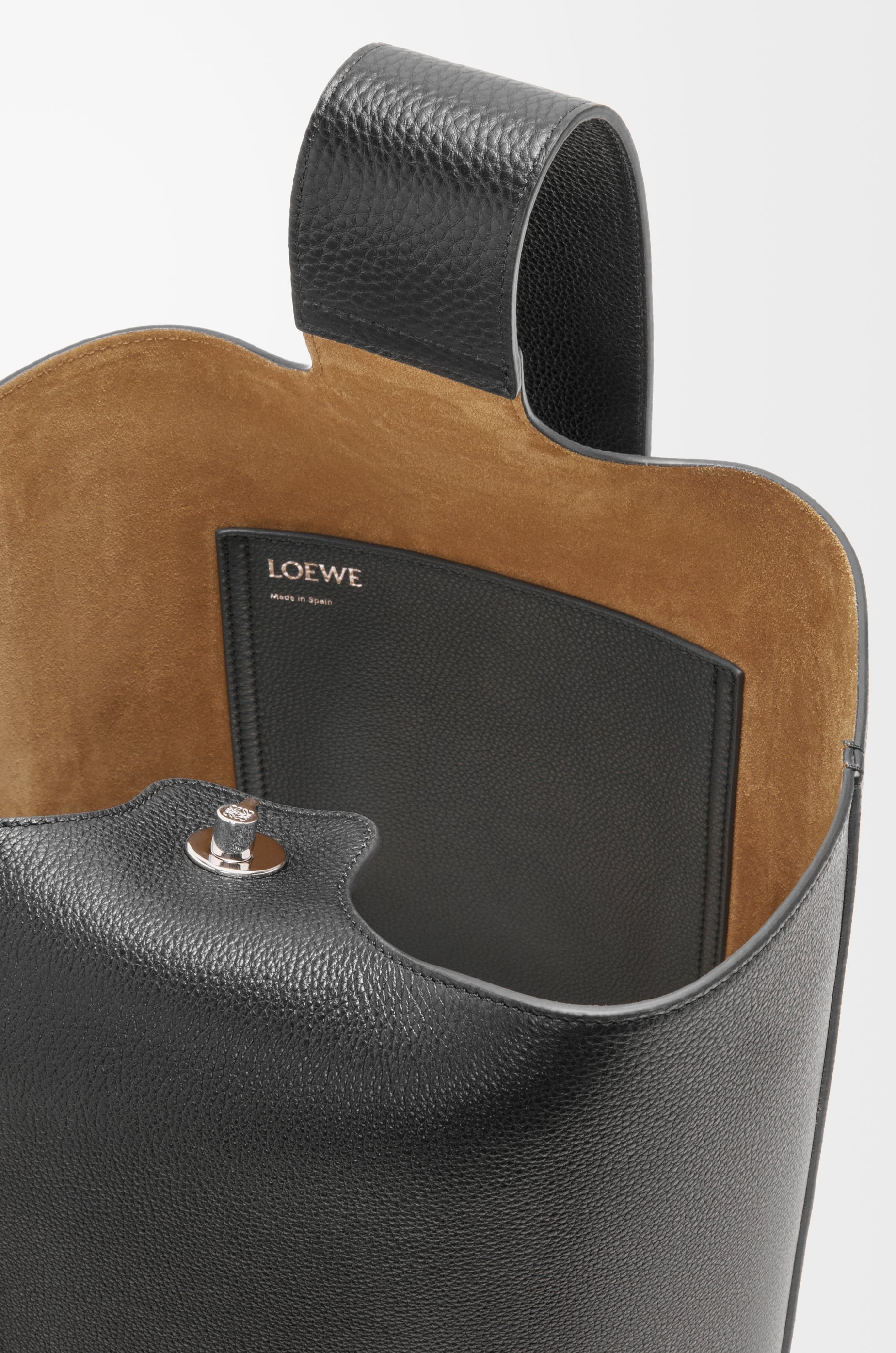 Large Pebble bucket in supple grained calfskin - 7