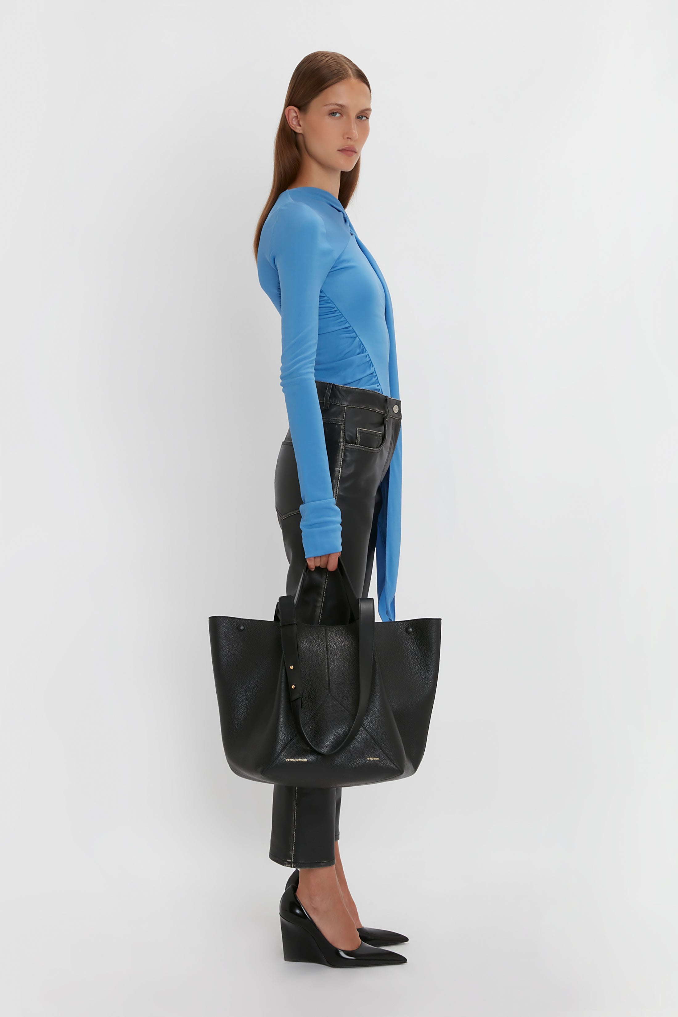 The Medium Tote In Black Leather - 7