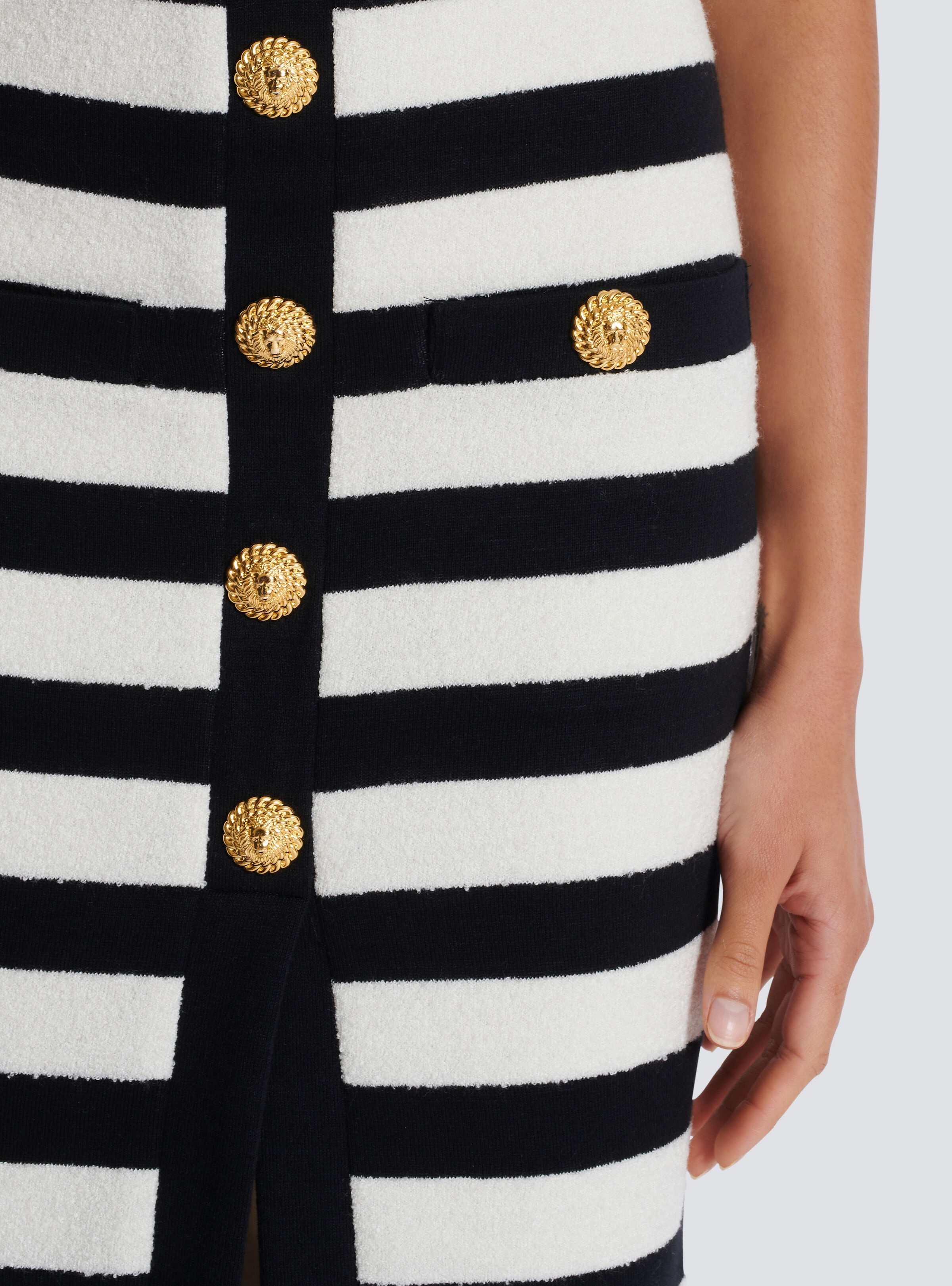 Two-tone buttoned knit midi skirt - 7