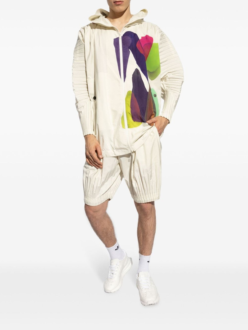 ISSEY MIYAKE abstract-print pleated shorts outlook