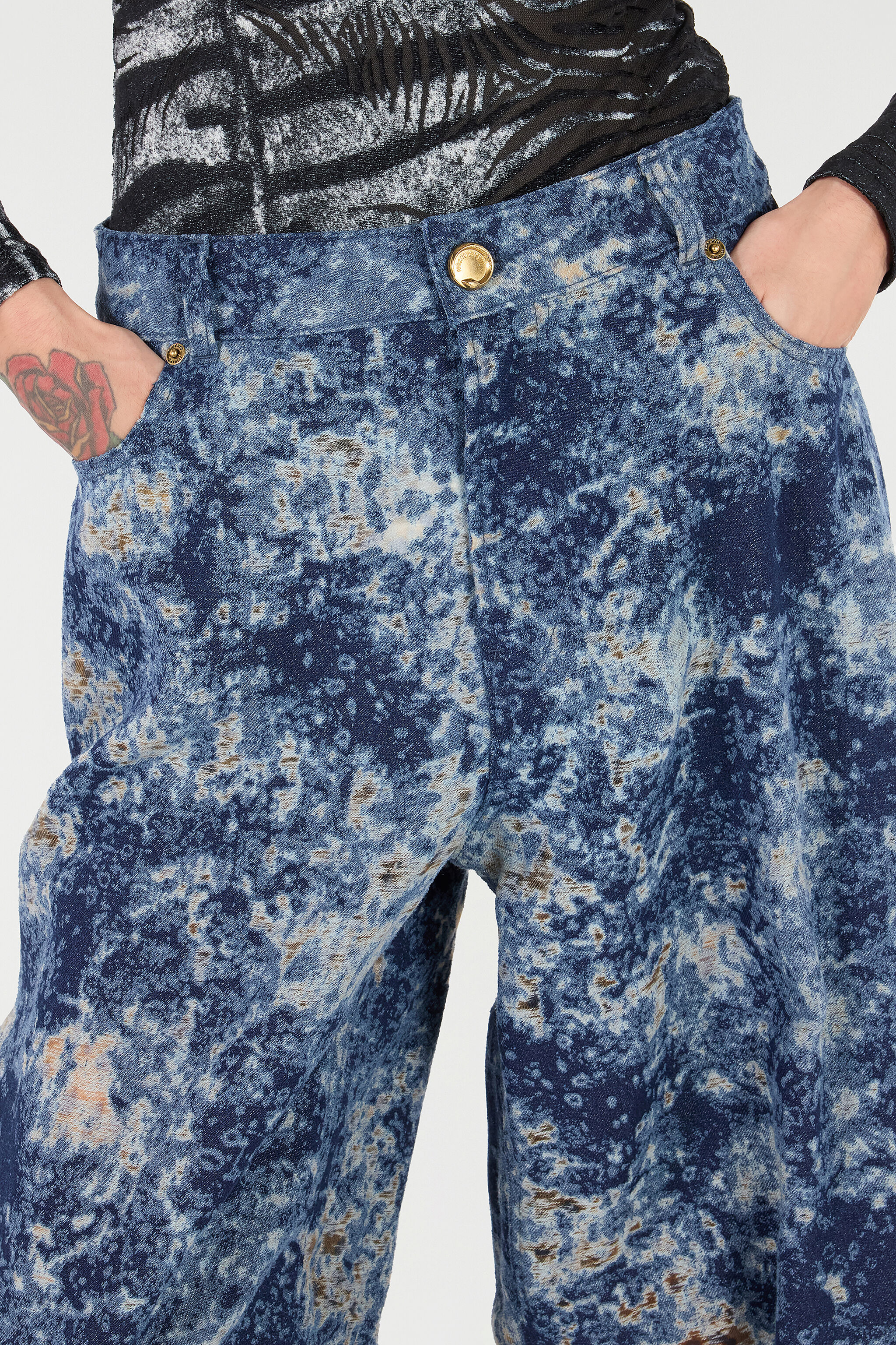 Loose Fit Bleached-Effect Jeans - 6