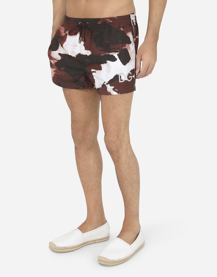 Short swim trunks with camouflage print - 4