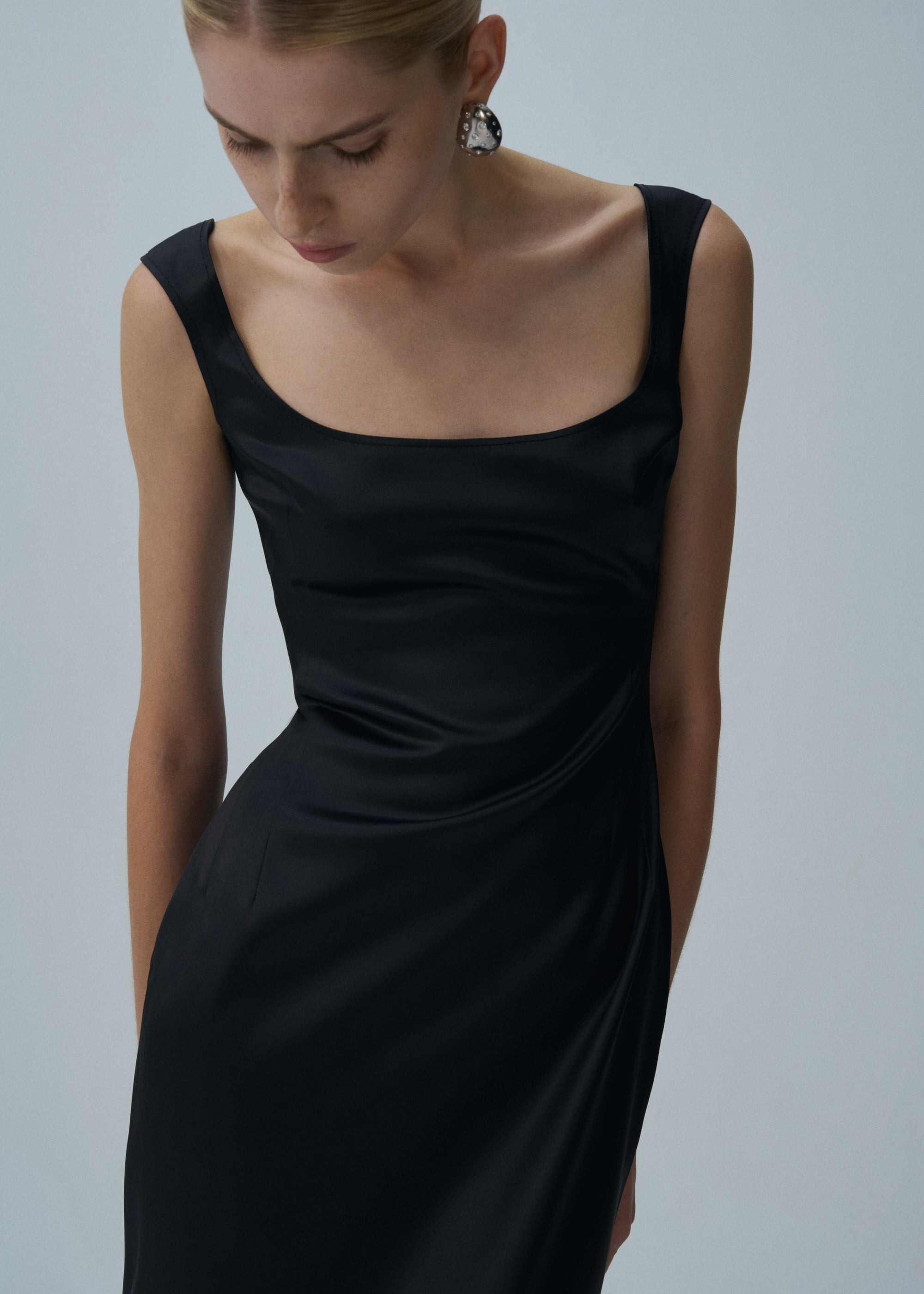 Round neck midi dress in black - 4