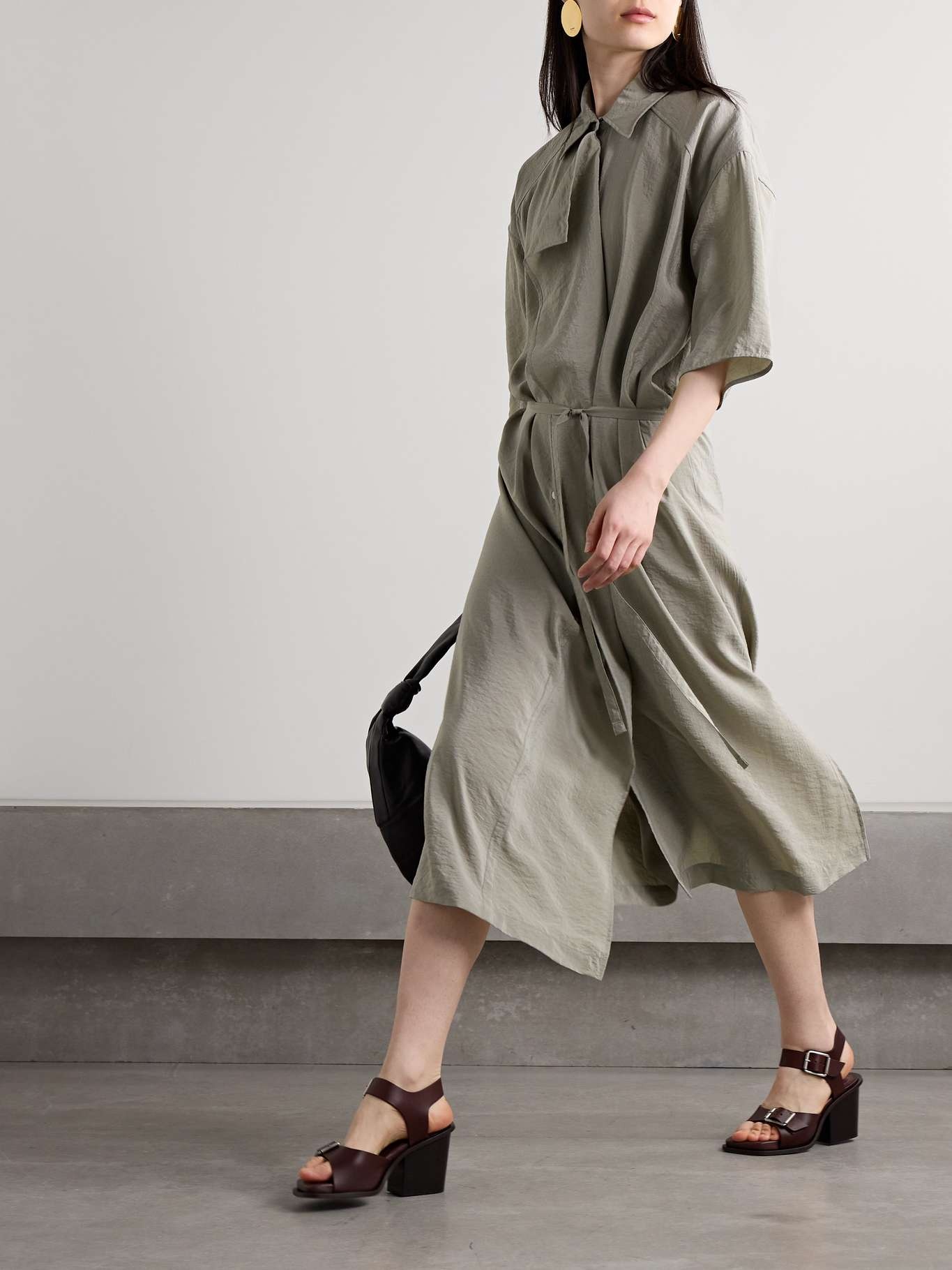 オールインワン・サロペット Lemaire Asymmetrical Shirt Dress With Tie Belt Lemaire ASYMMETRICAL SHIRT DRESS | REVERSIBLE