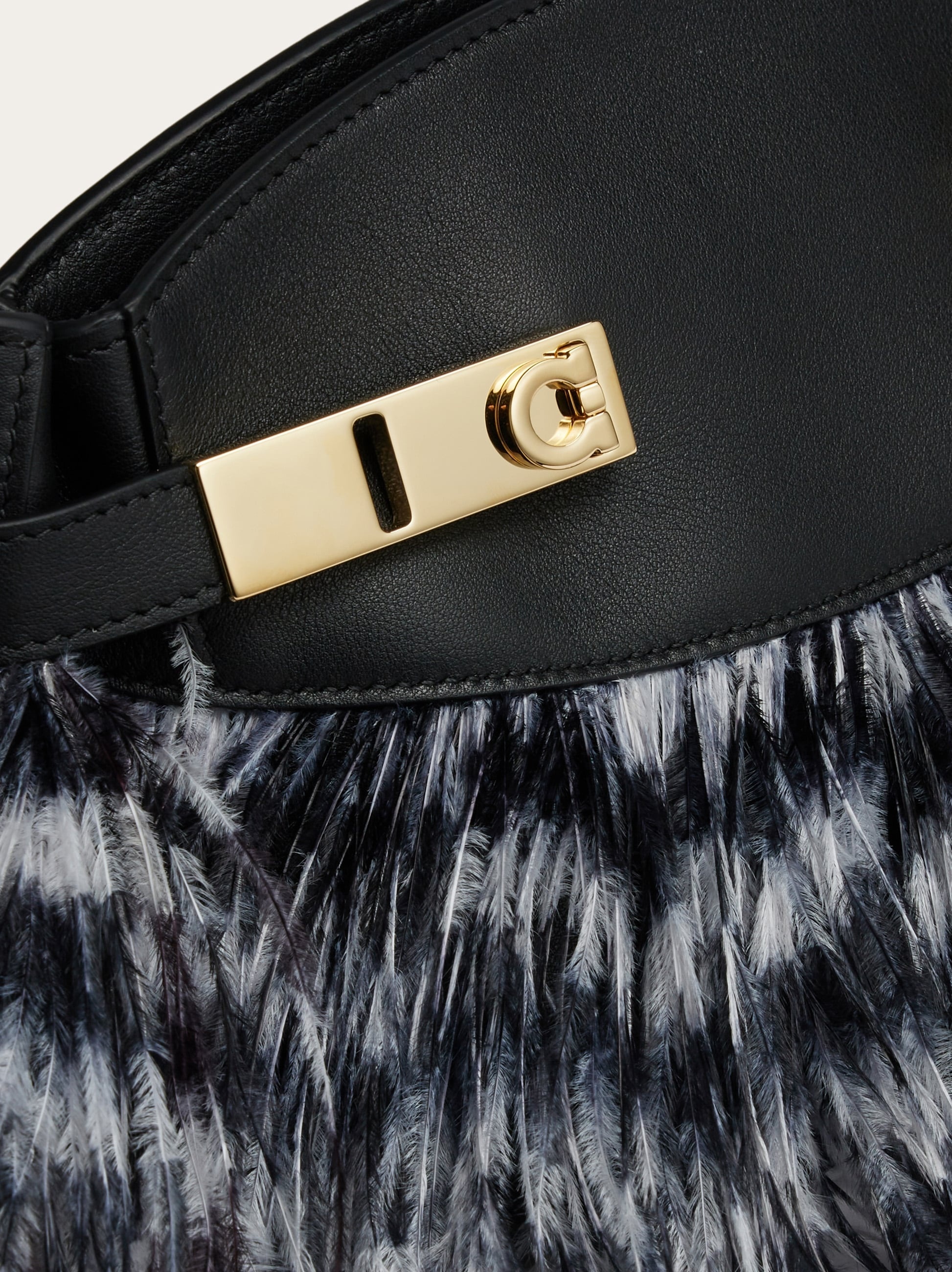 Hug crossbody bag with feathers (S) - 8