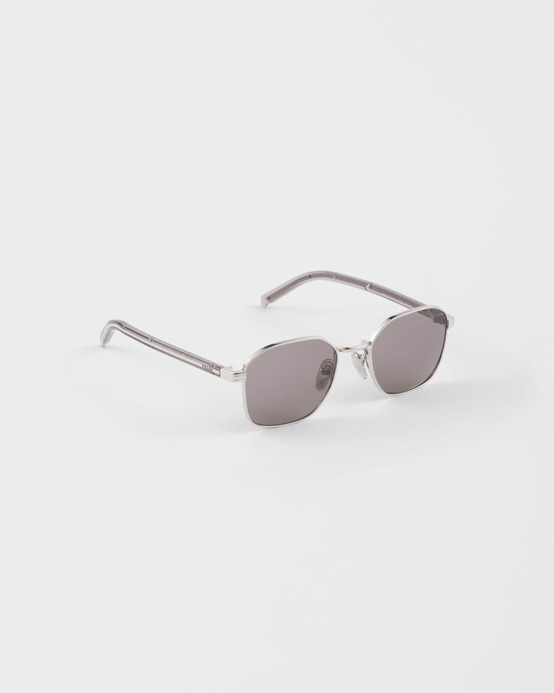 Sunglasses with the iconic metal plaque 3