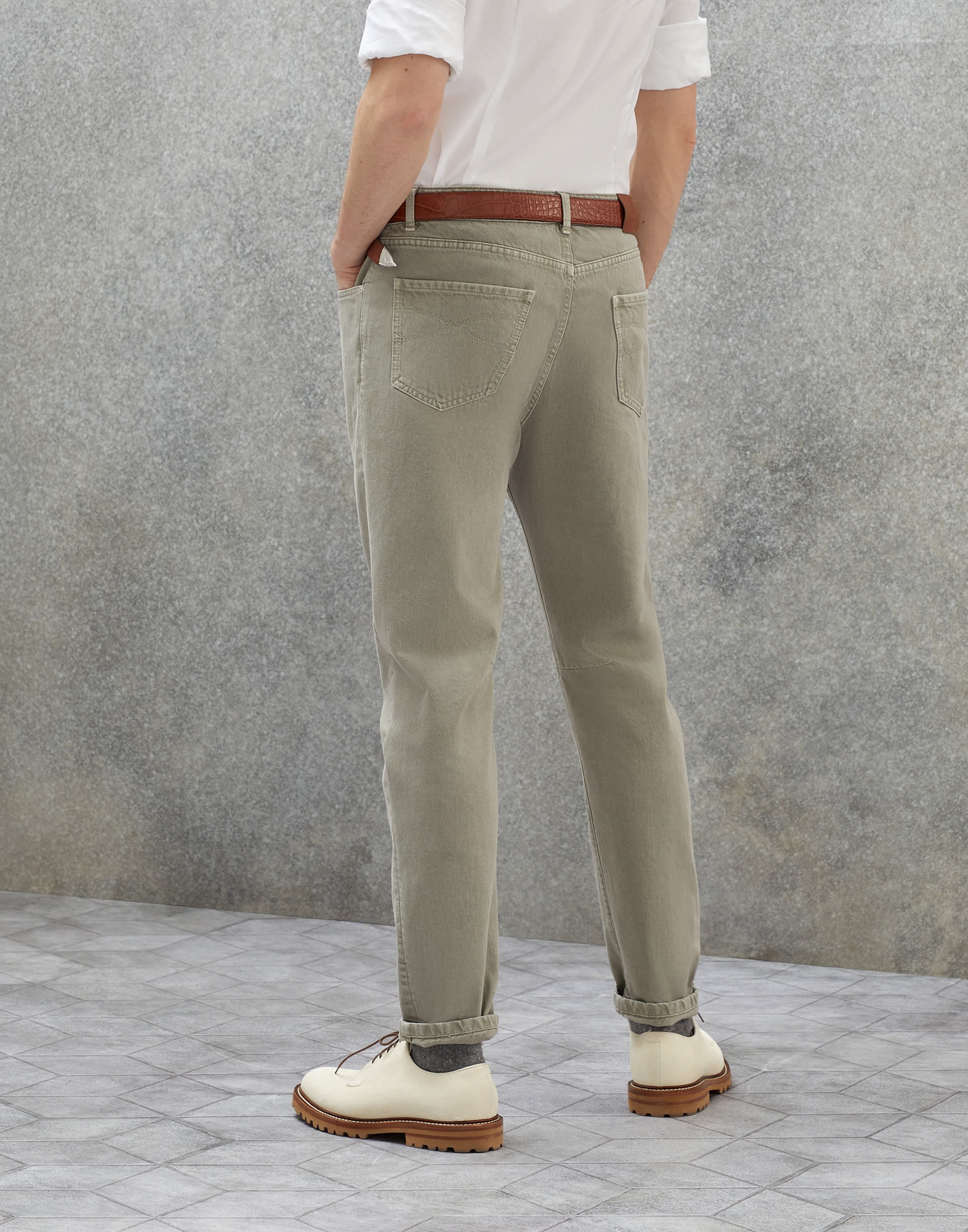 Garment-dyed leisure fit five-pocket trousers in slubbed cotton denim - 2