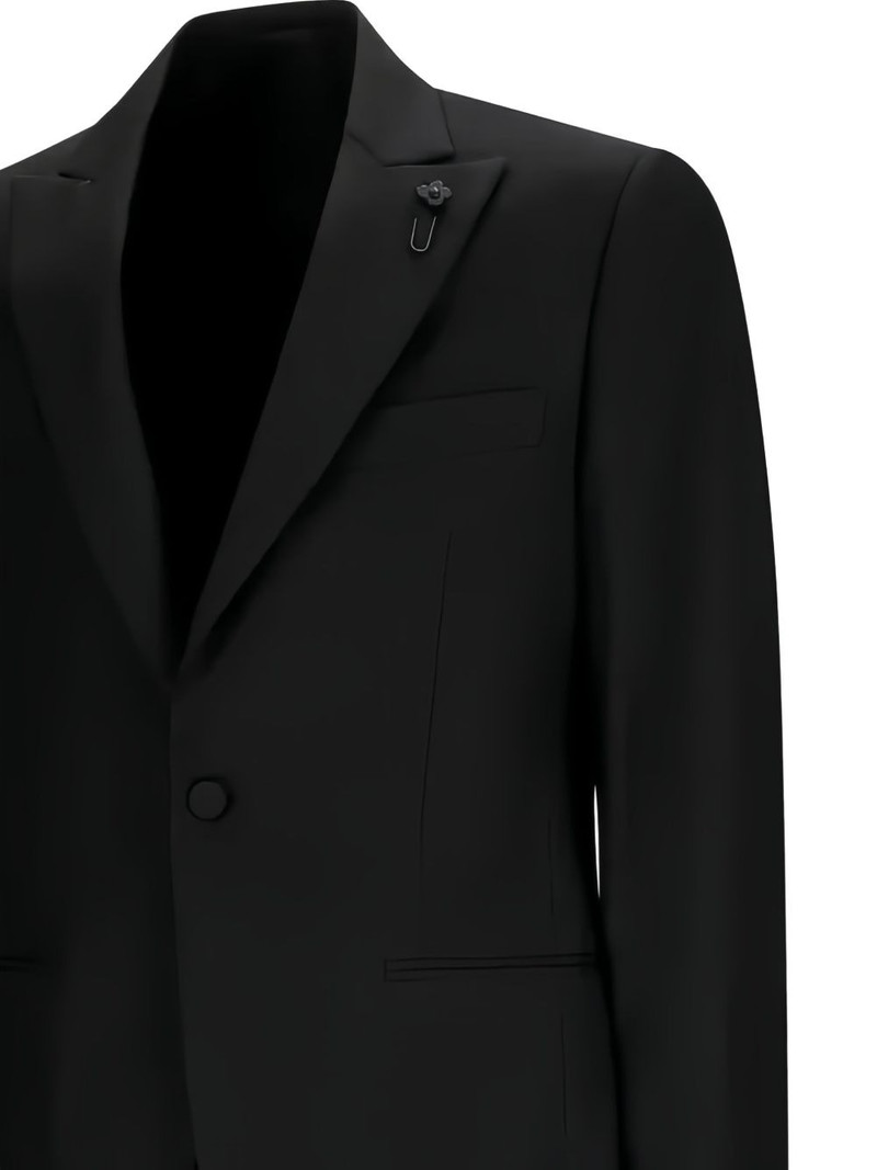 single-button suit 3