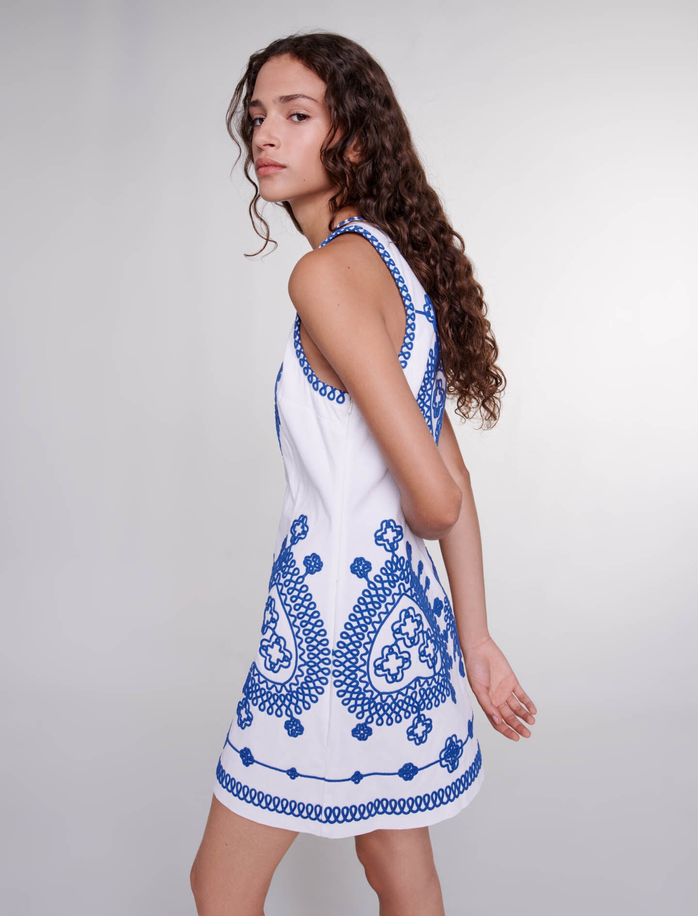 Fitted embroidered dress - 7