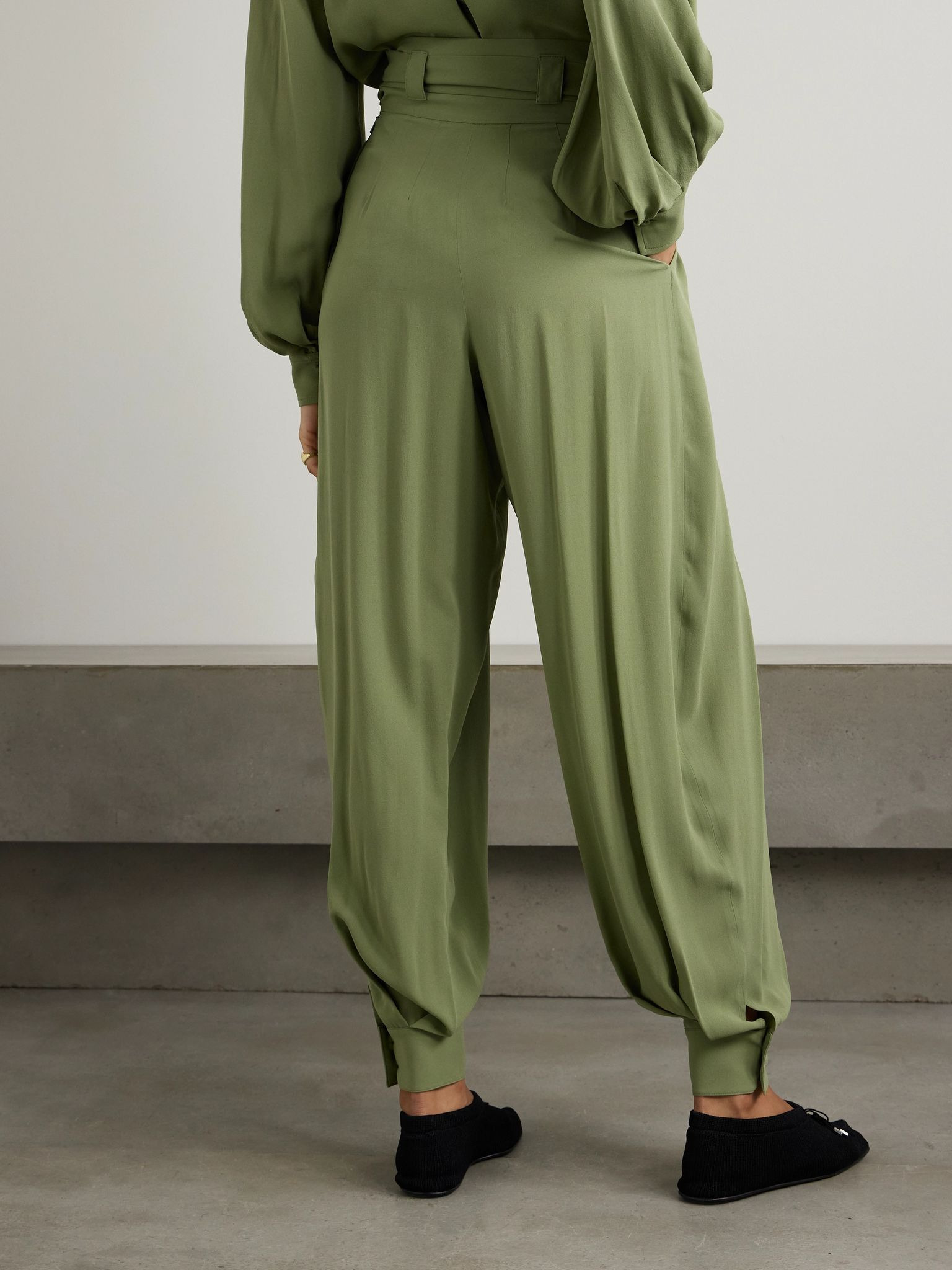 Gralan belted pleated silk-crepe tapered pants Light green - 3
