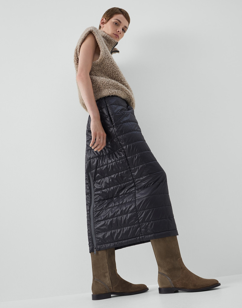 Suede knee-high boots with shiny contour 4