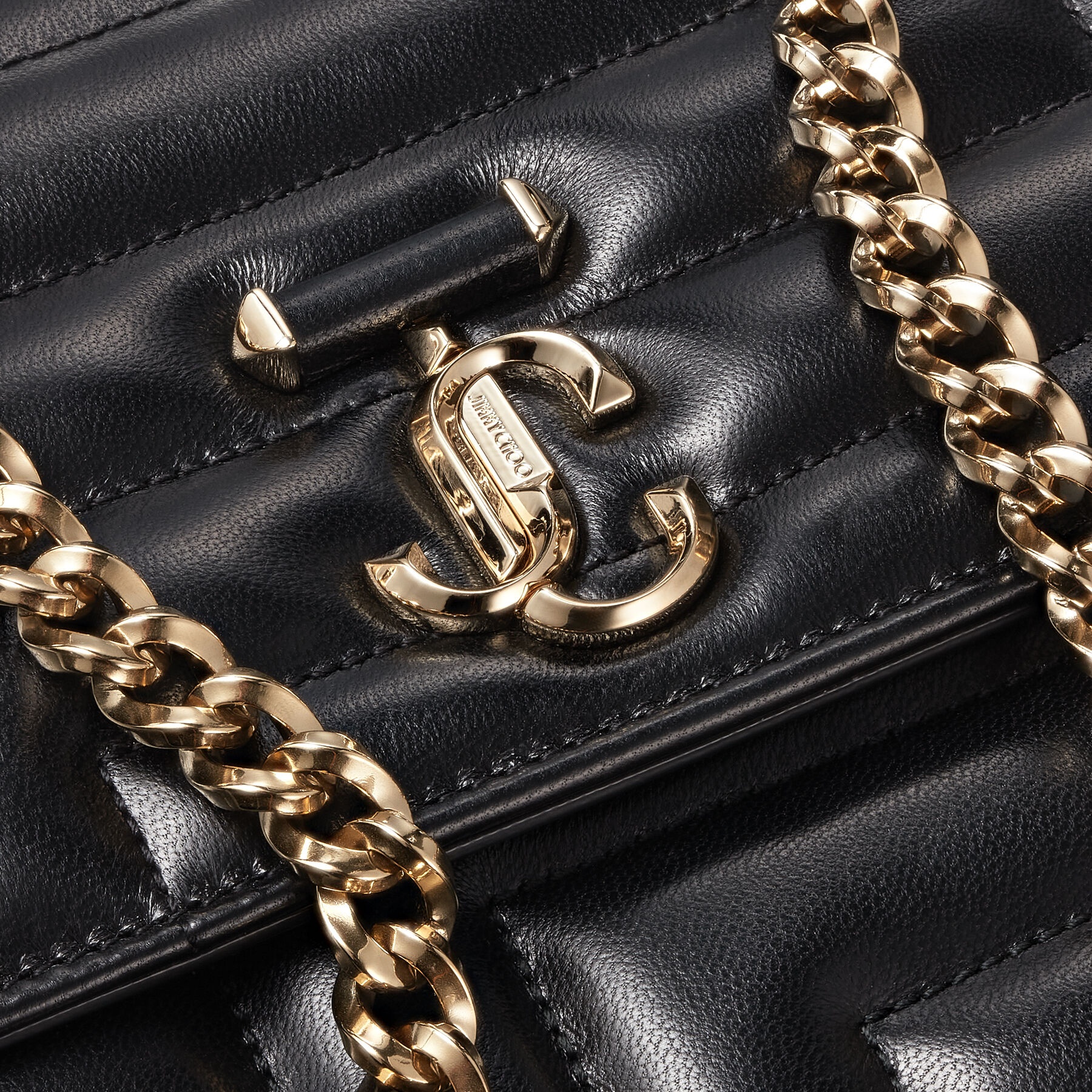 Varenne Avenue Quad
Black Avenue Nappa Leather Bag with Light Gold JC Emblem - 6