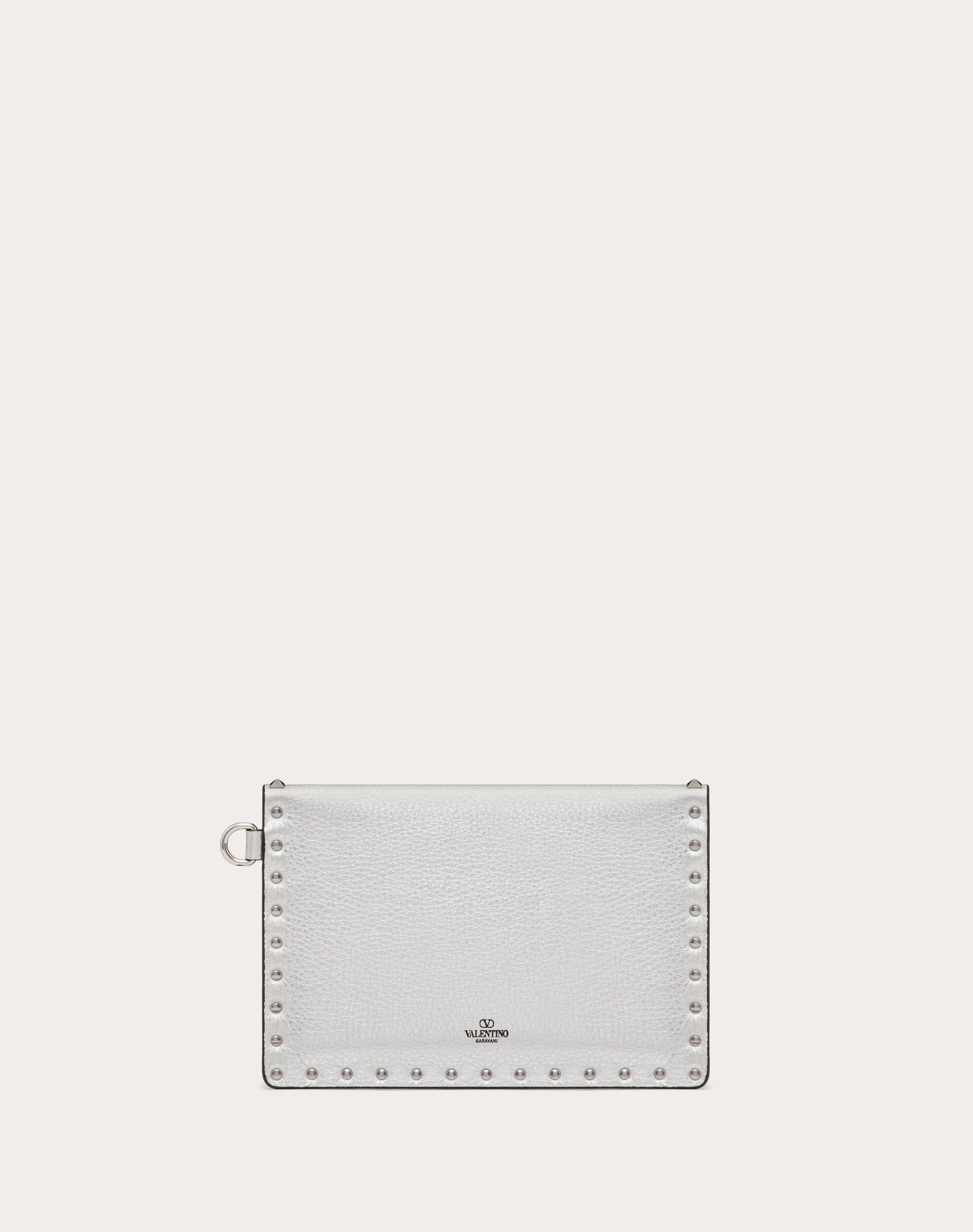 ROCKSTUD METALLIC GRAINY CALFSKIN CLUTCH BAG - 3