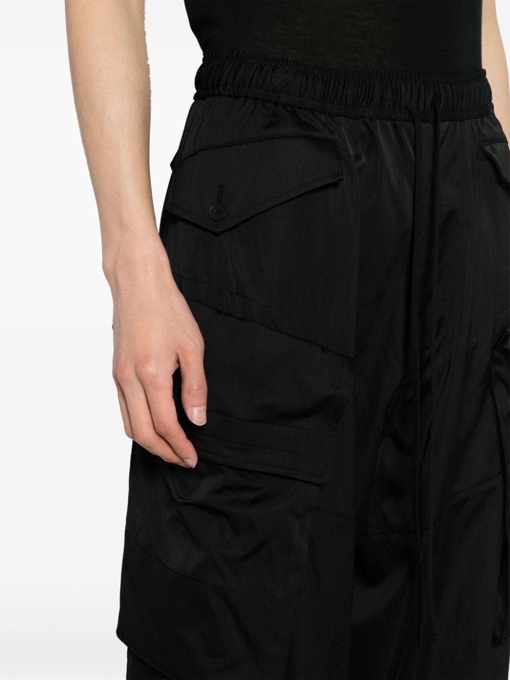wide-leg cargo trousers - 10