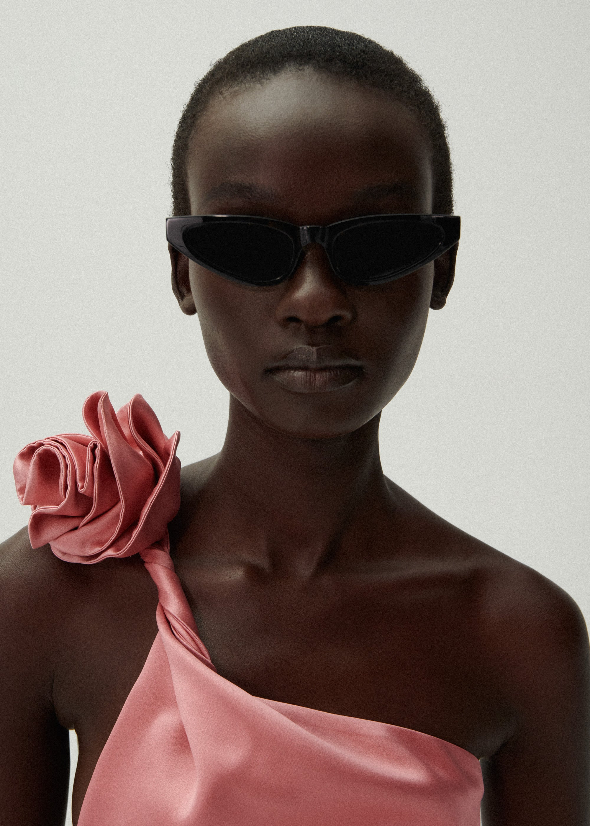 Pointed cat-eye sunglasses in black - 4