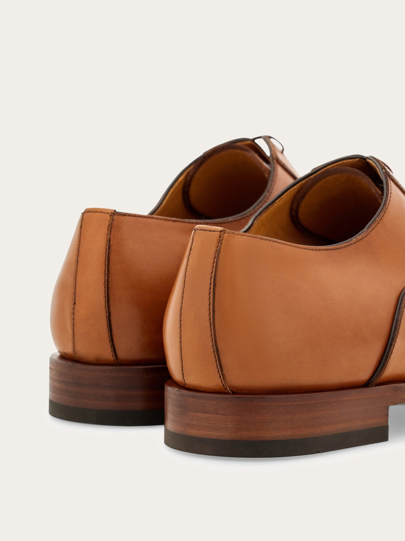 FERRAGAMO Oxford with wing-tips outlook