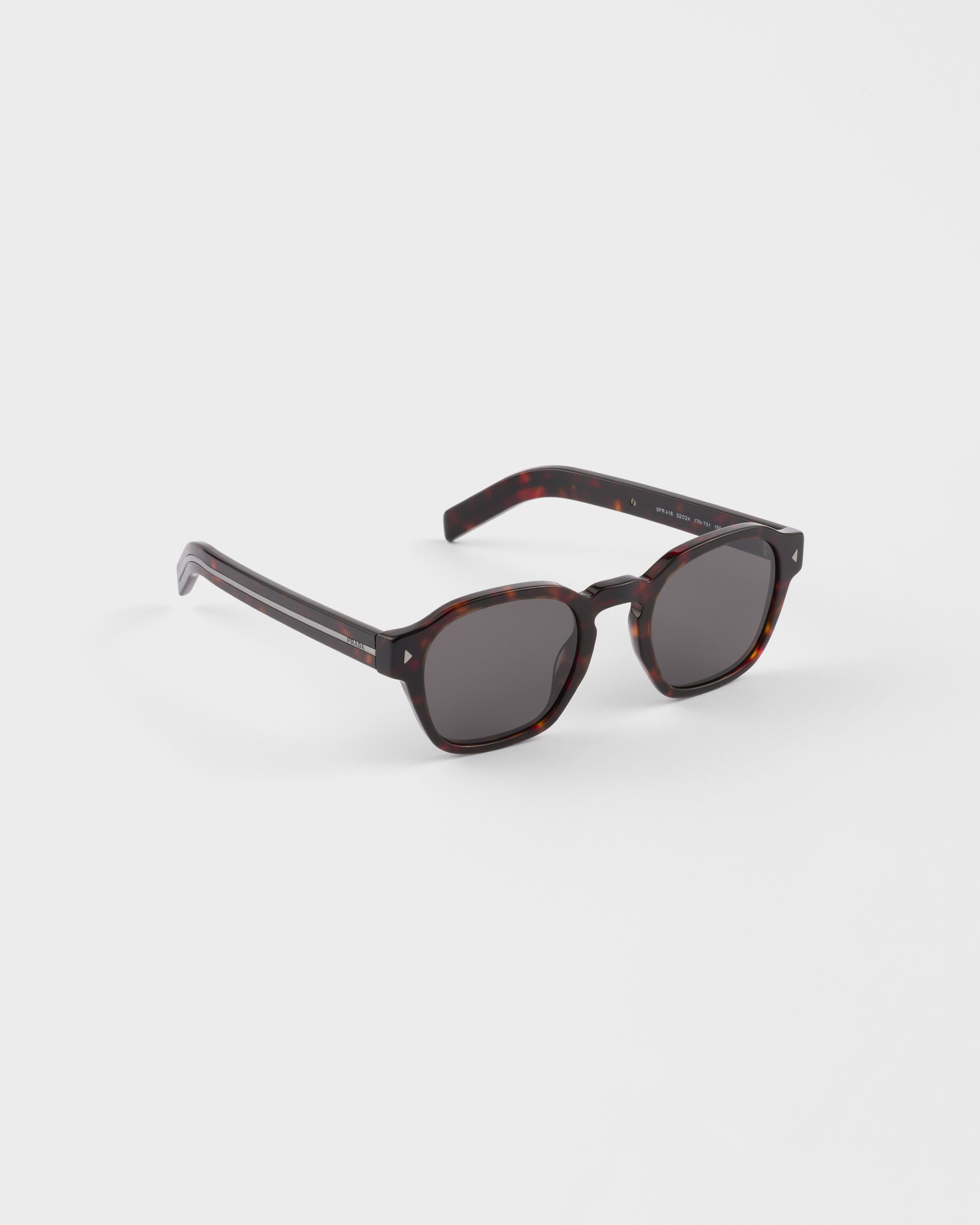 Sunglasses with the iconic metal plaque - 3