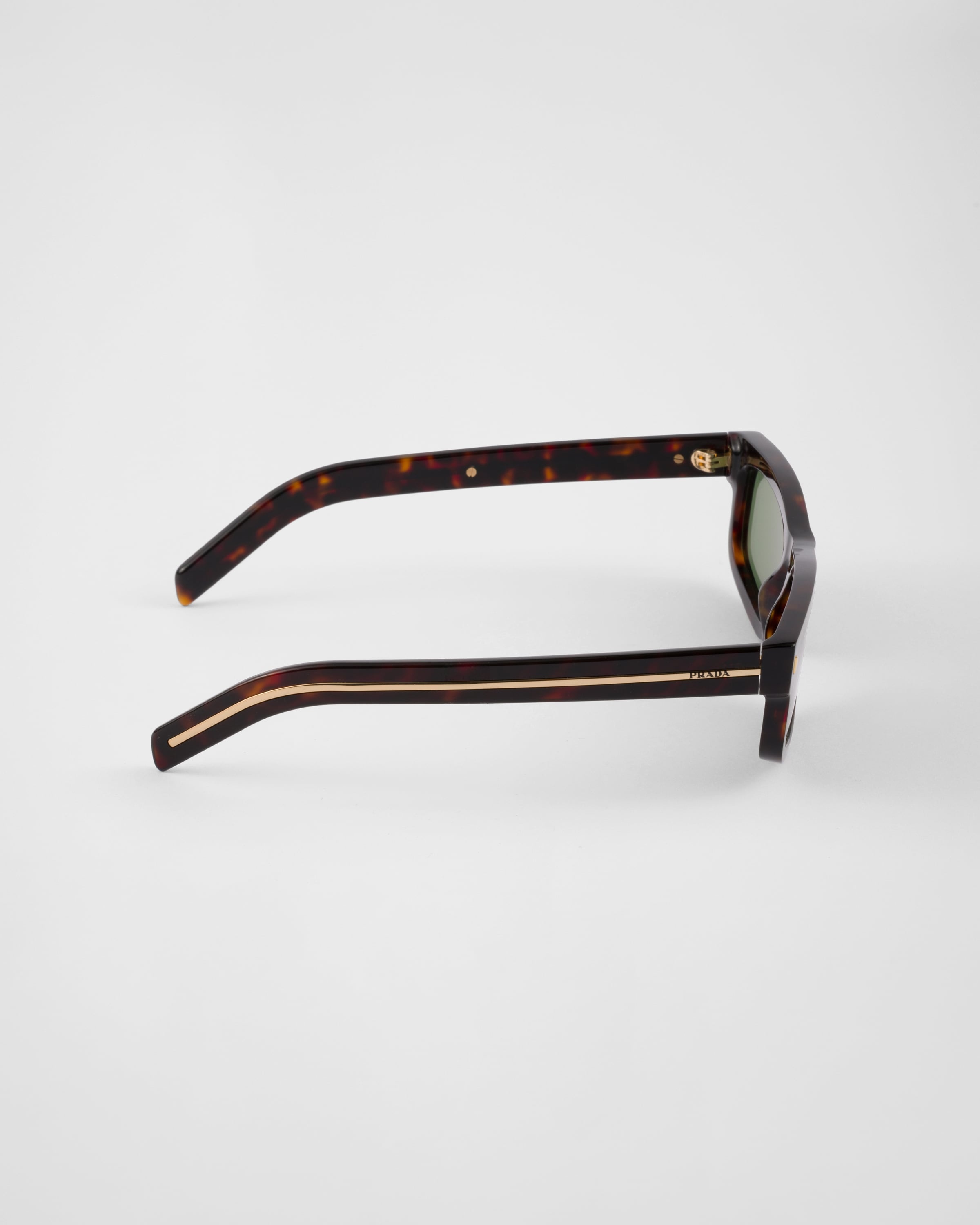 Sunglasses with the iconic metal plaque - 4