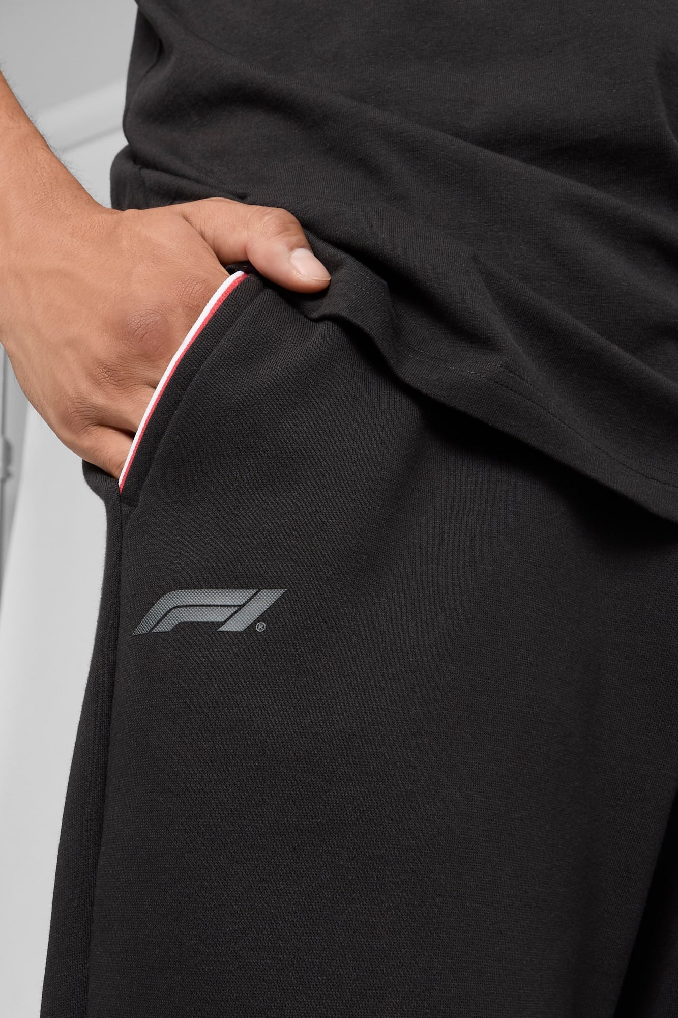 F1® ESS+ Men's Relaxed Sweatpants - 4