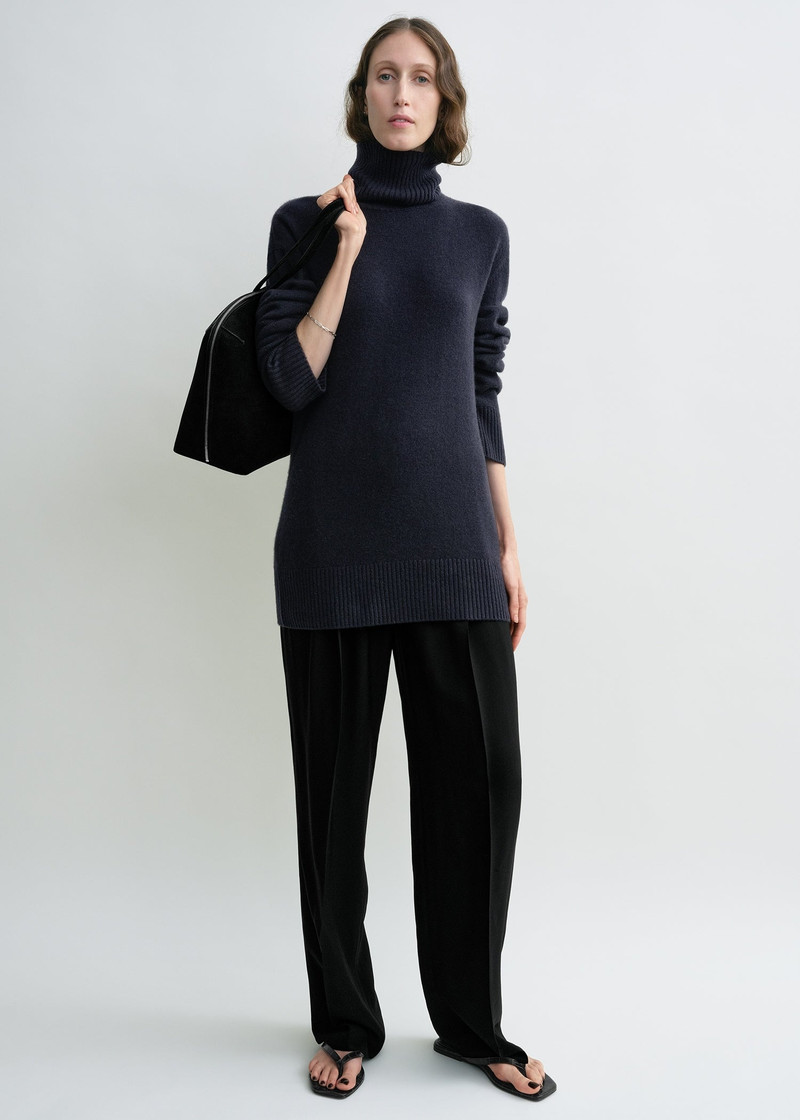 Totême Cashmere turtleneck navy outlook
