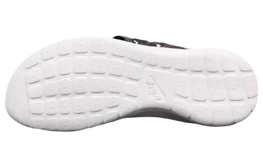 (WMNS) Nike Roshe One Sandal Print 'Black White' 832644-011 - 4
