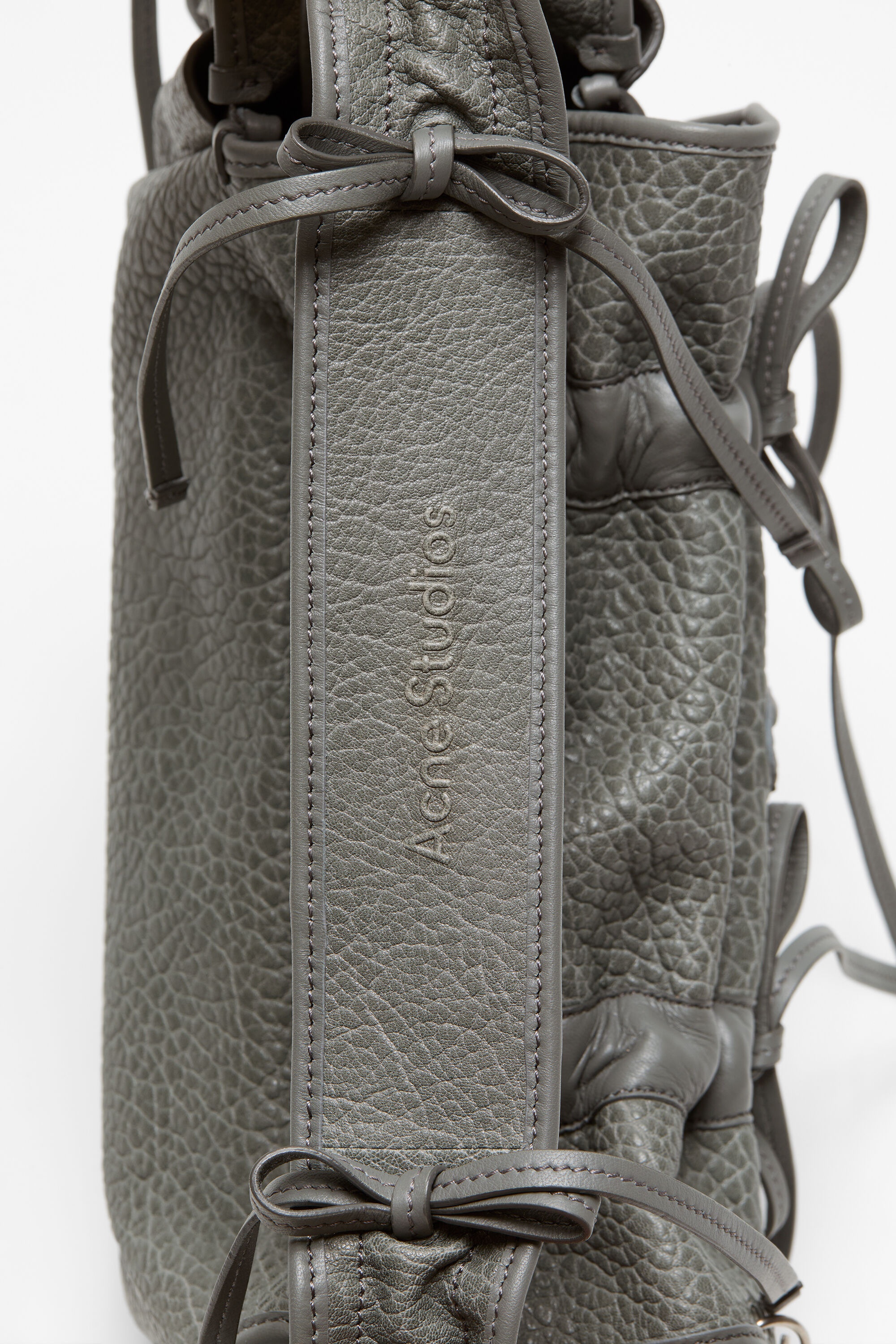 Multipocket grained leather bag - Cold grey - 6