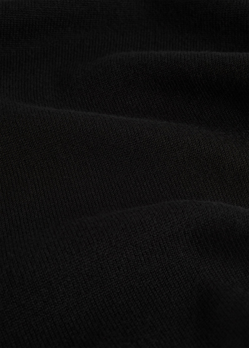 Triangle wool scarf black 5
