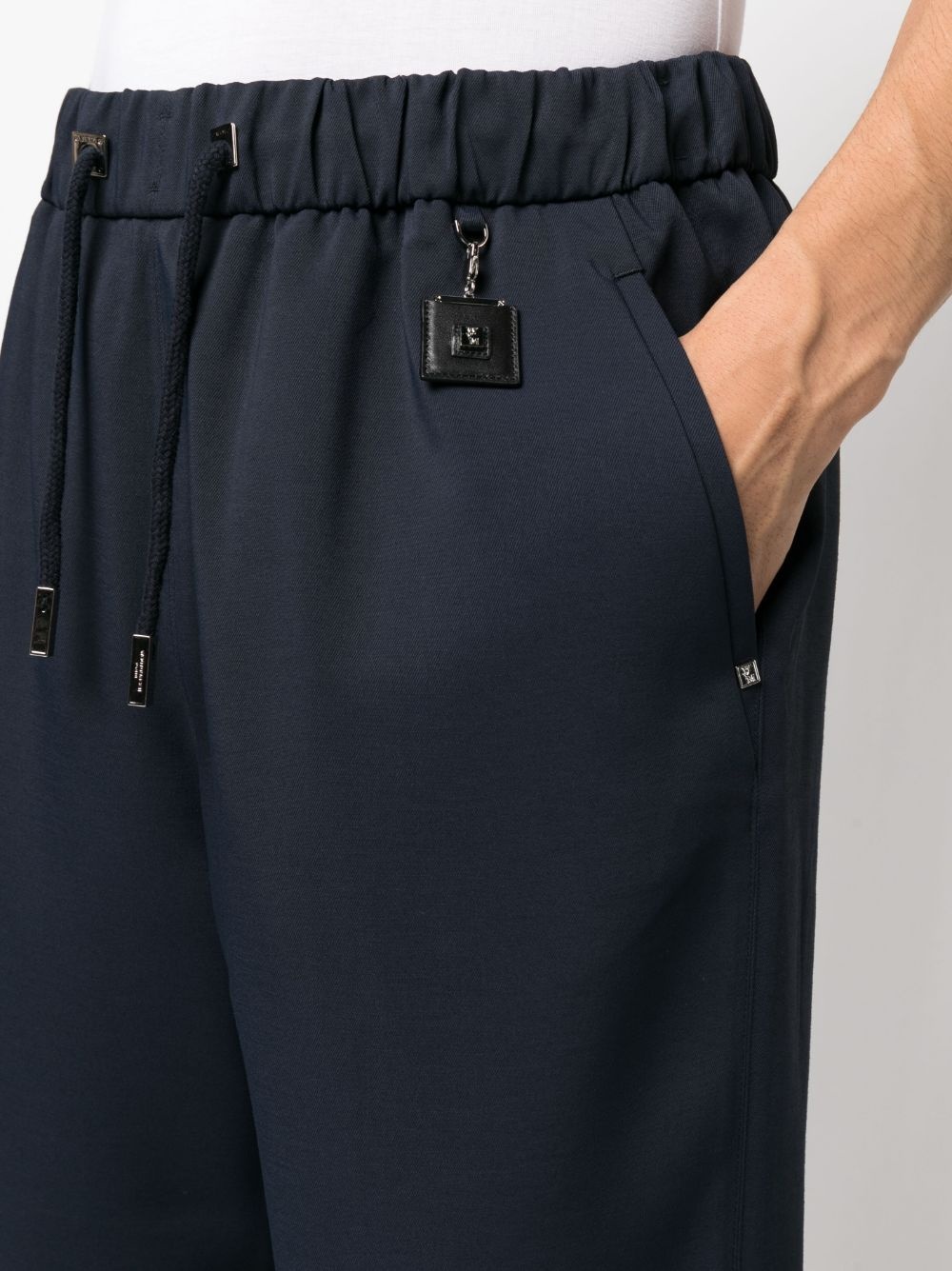 keyring-attachment tapered-leg trousers - 5