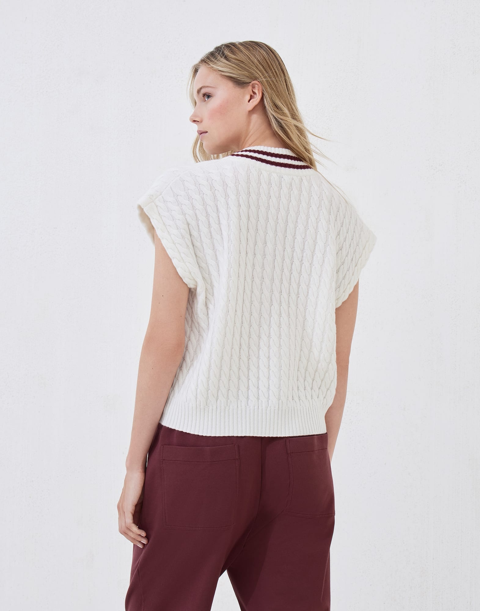 Cashmere cable knit sweater vest with logo - 2