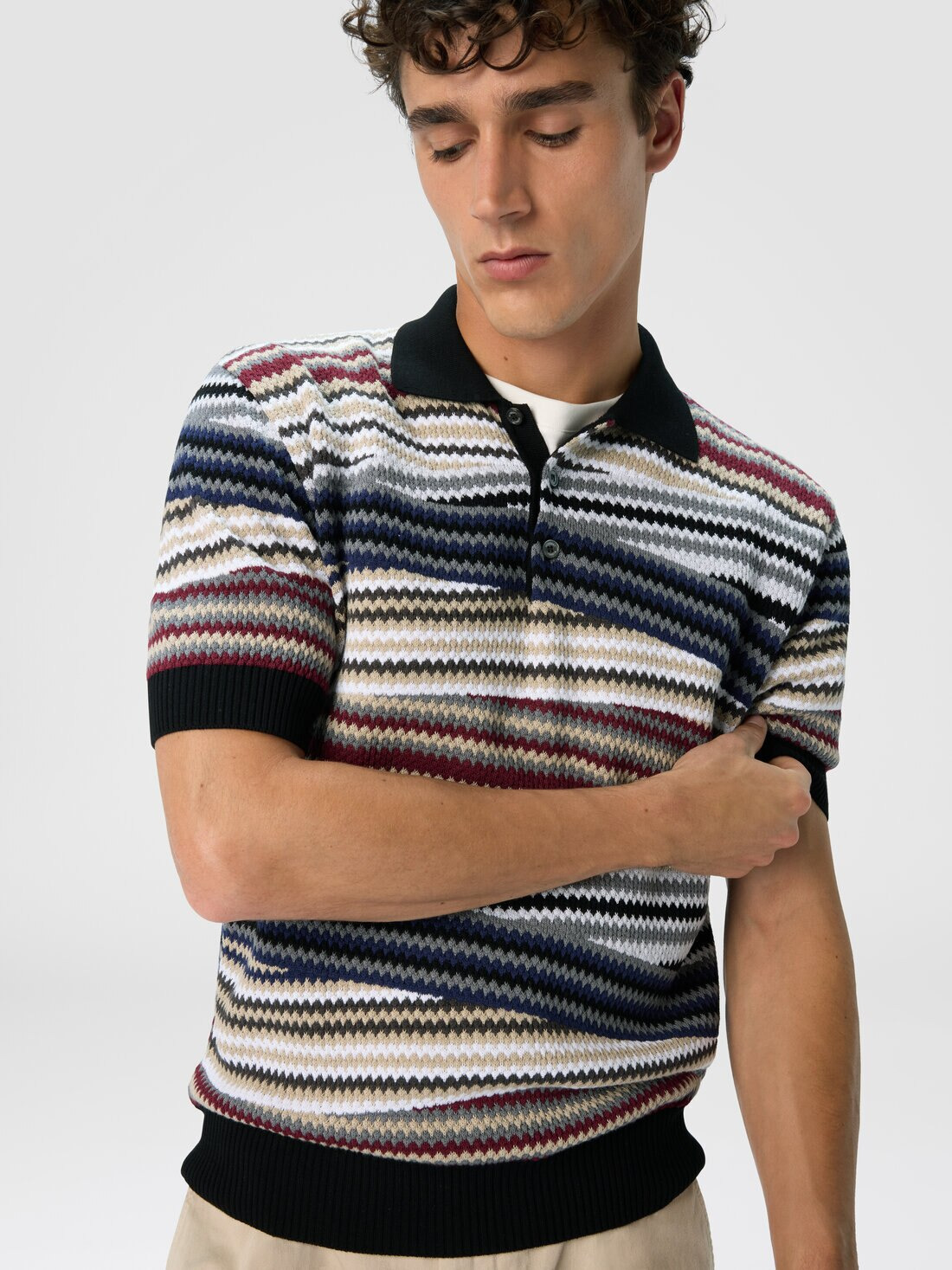 Short Sleeve Polo with Buttons and Striped Zigzag Pattern - 4