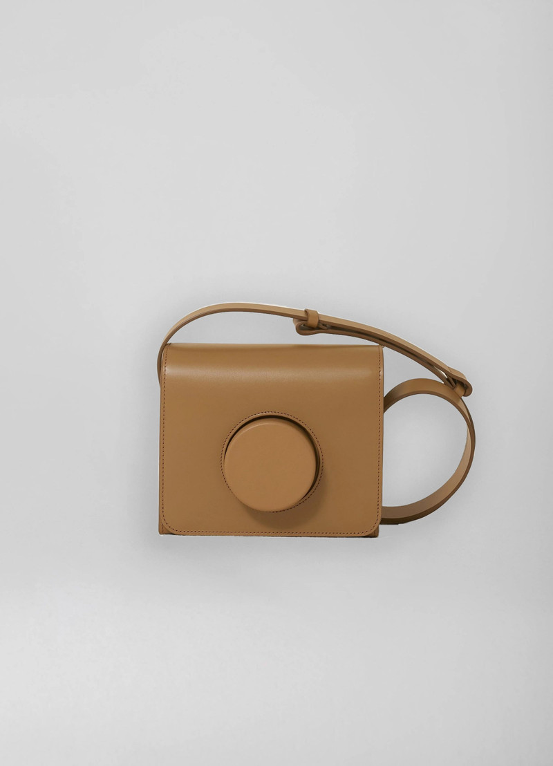 CAMERA BAG / ONLINE EXCLUSIVE
VEGETABLE-TANNED LEATHER 1