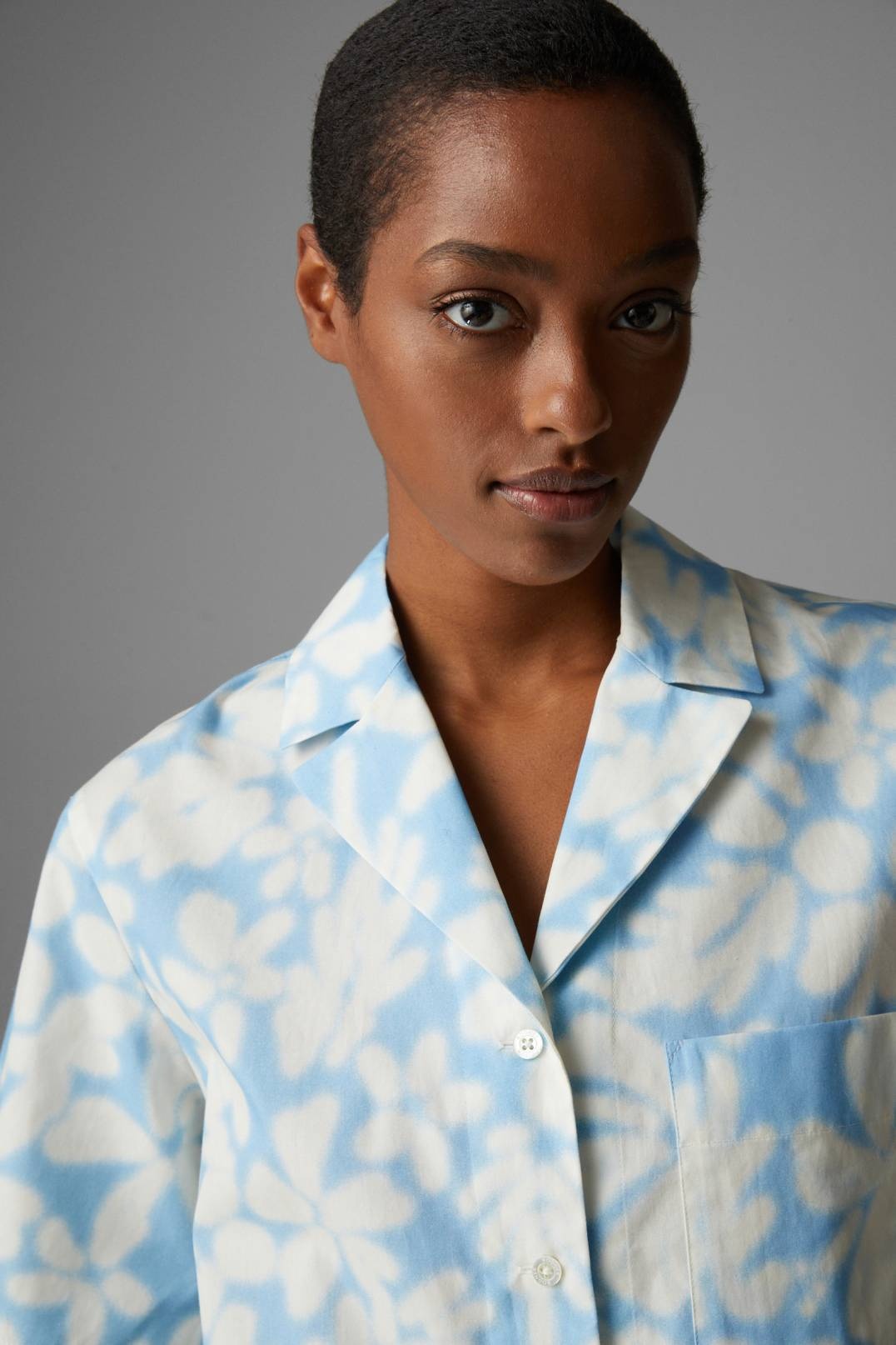TAMEA SHORT SHIRT BLOUSE IN LIGHT BLUE/OFF-WHITE - 4