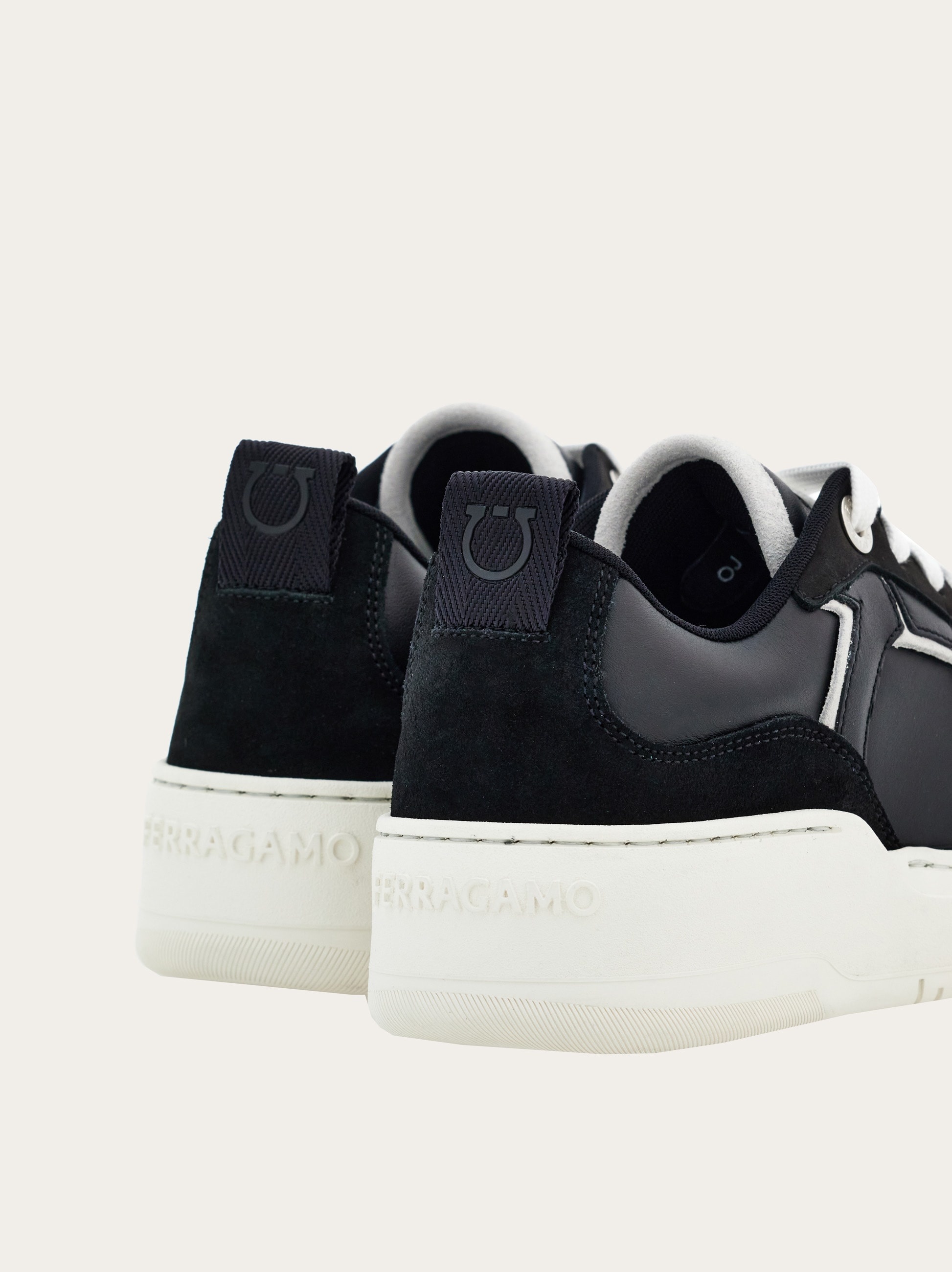 Salvatore Ferragamo｜SNEAKERS (030576 769716) FERRAGAMO Sneaker with Gancini ornament | REVERSIBLE