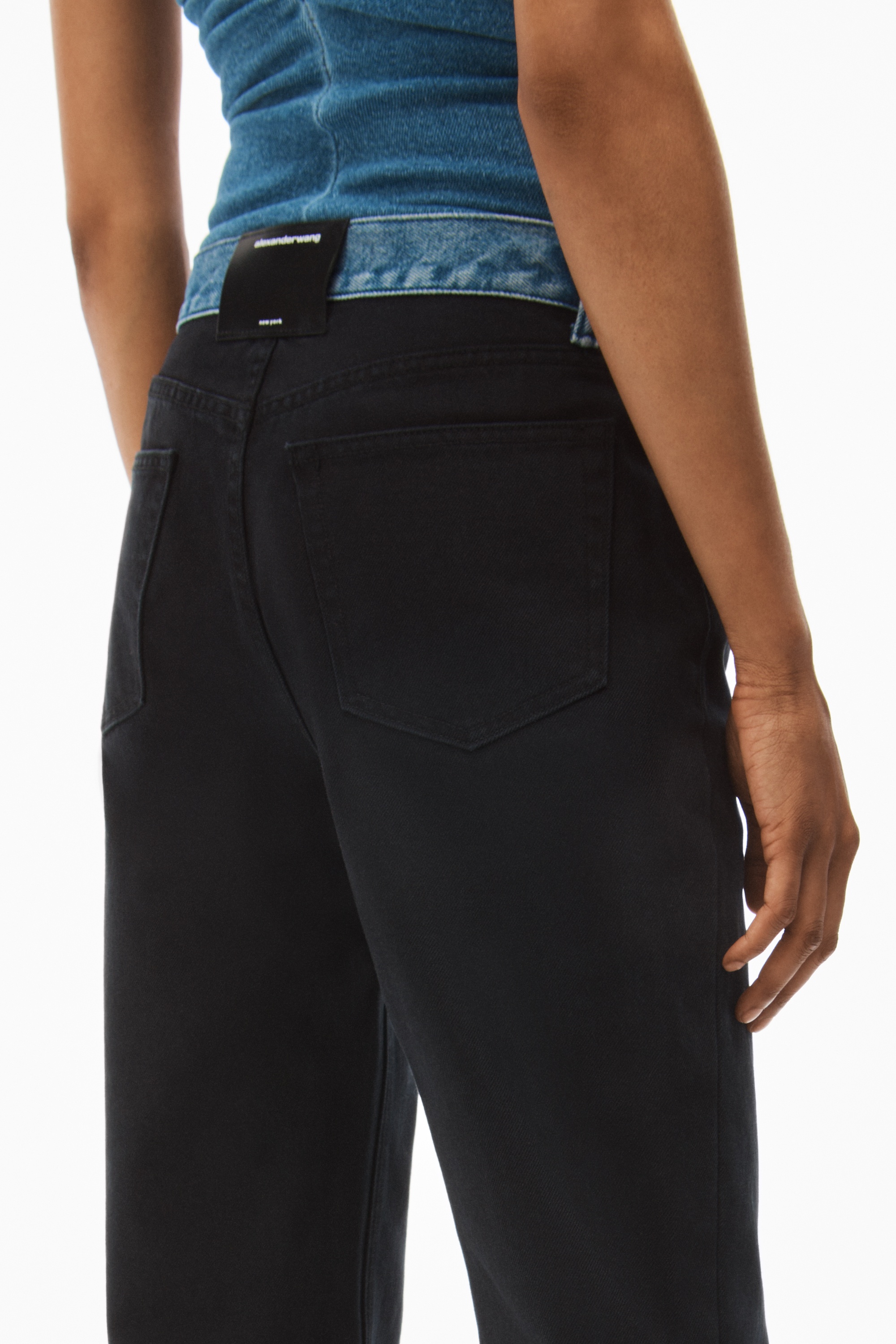 CONTRAST WAISTBAND JEAN IN BLACK DENIM - 5