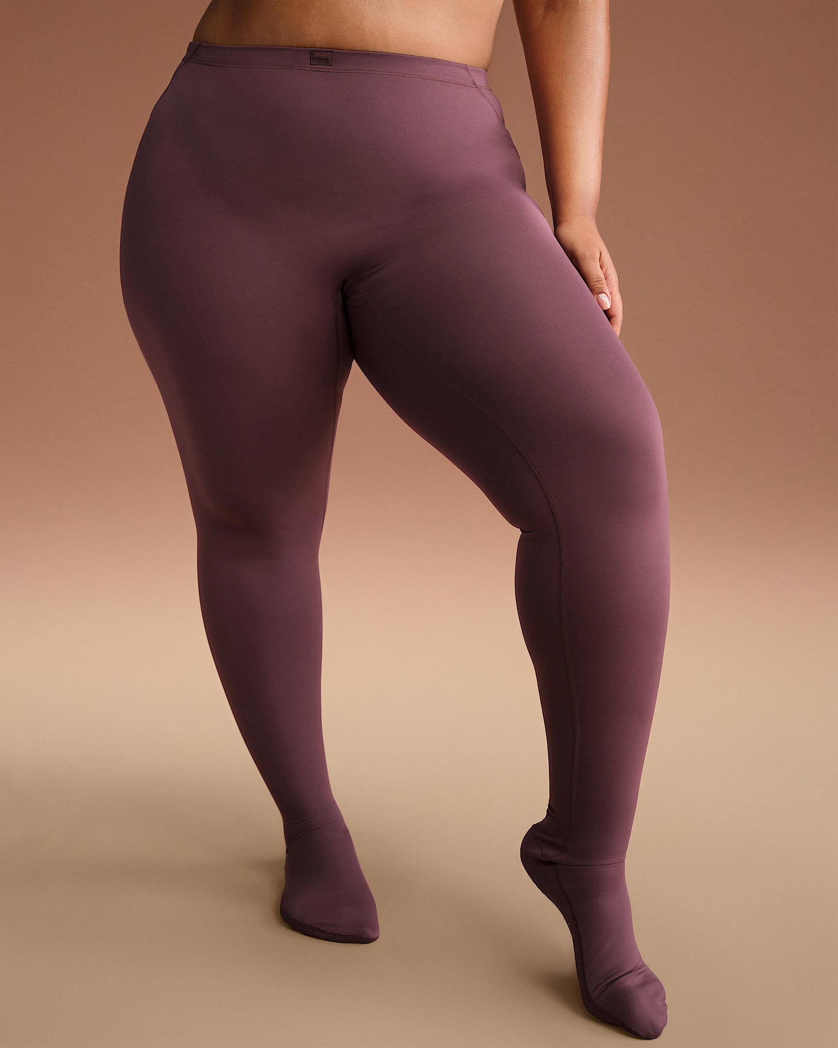NikeSKIMS Matte Women's High-Waisted Footsie Grip Leggings - 7