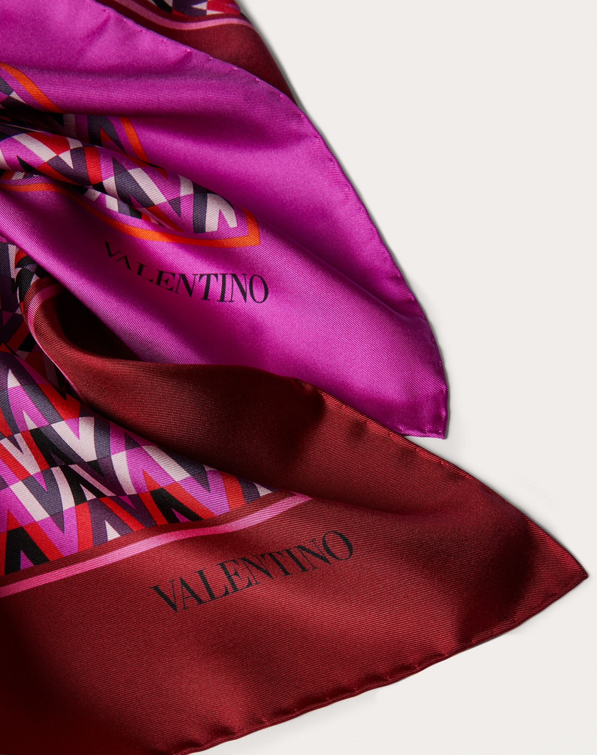 FOULARD WITH OPTICAL VALENTINO ARCHIVE 1973 PRINT IN SILK TWILL 90X90 CM - 2
