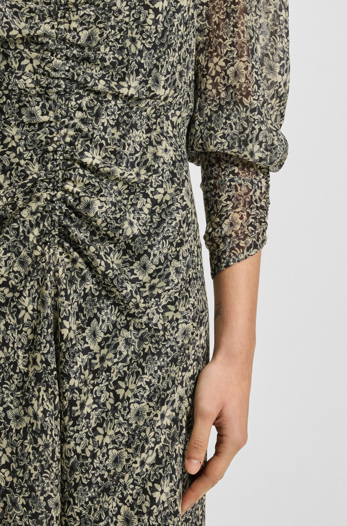 PRINTED-SEERSUCKER MIDI DRESS WITH GATHERED DETAILS - 5