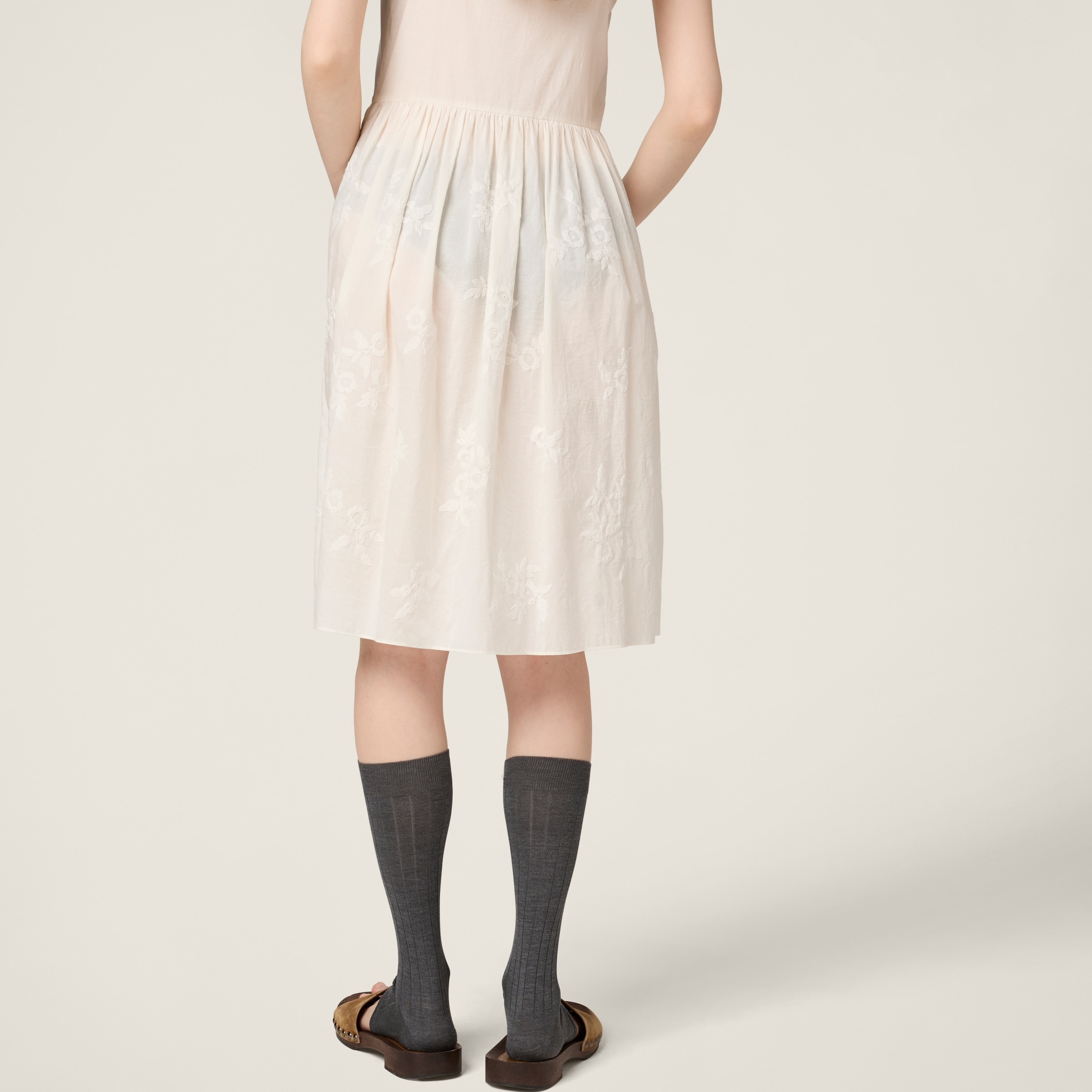 Embroidered batiste dress - 4