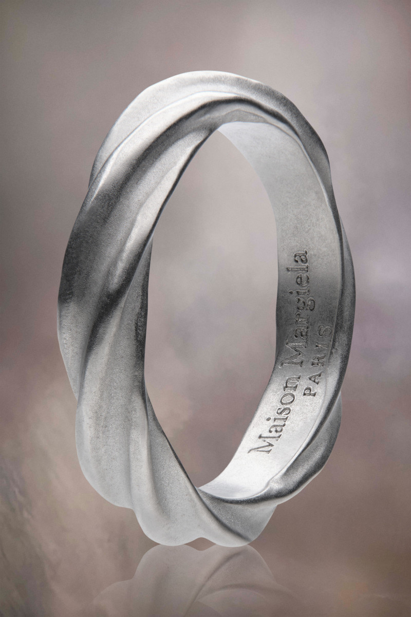 Maison Margiela Timeless ring outlook