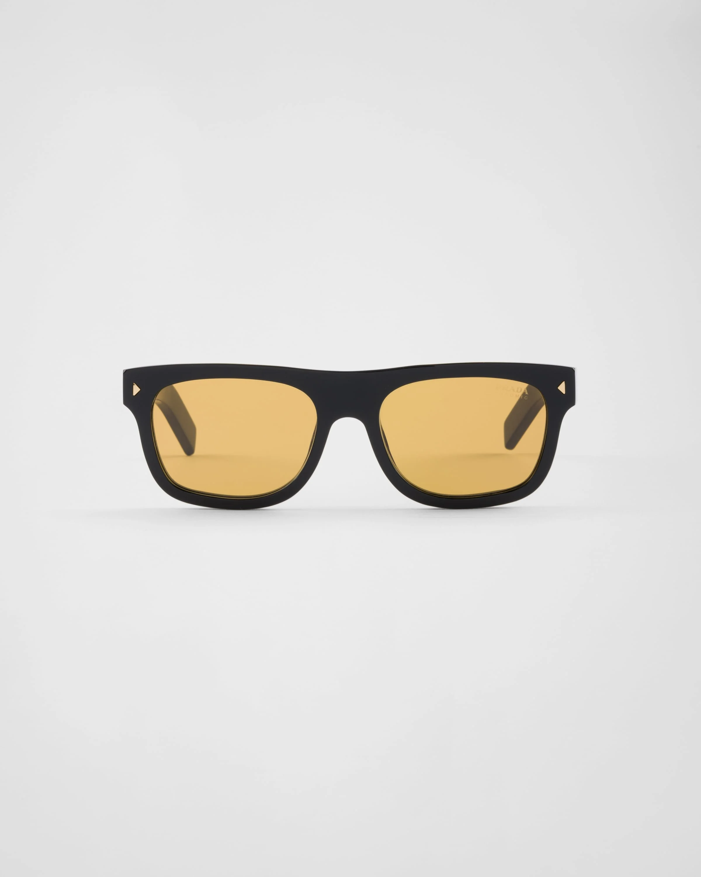 Sunglasses with the iconic metal plaque - 1