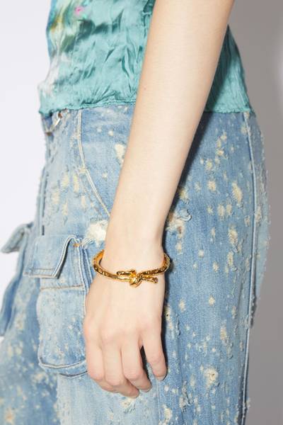 Acne Studios Knot cuff bracelet - Gold outlook