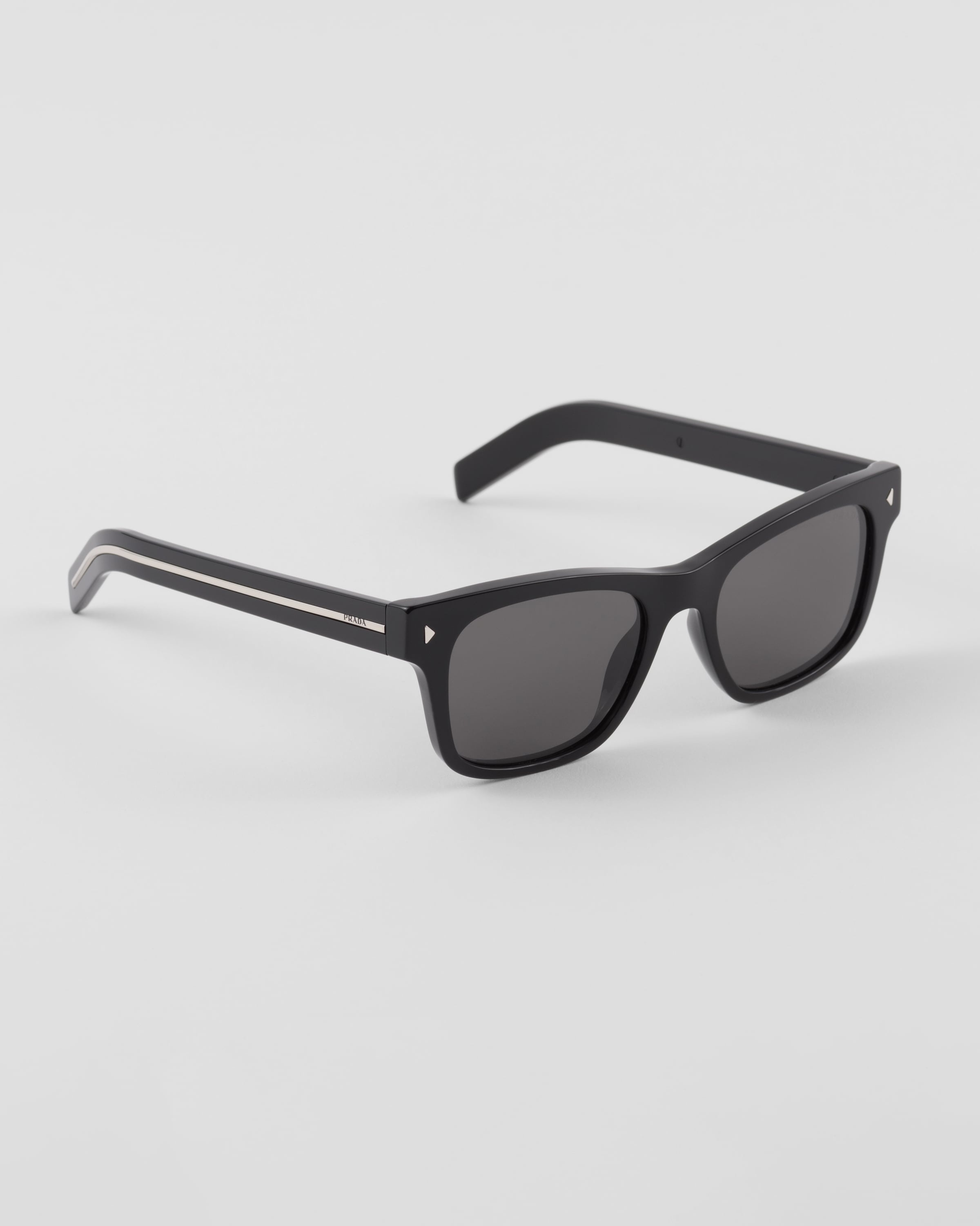 Sunglasses with iconic metal plaque - 2
