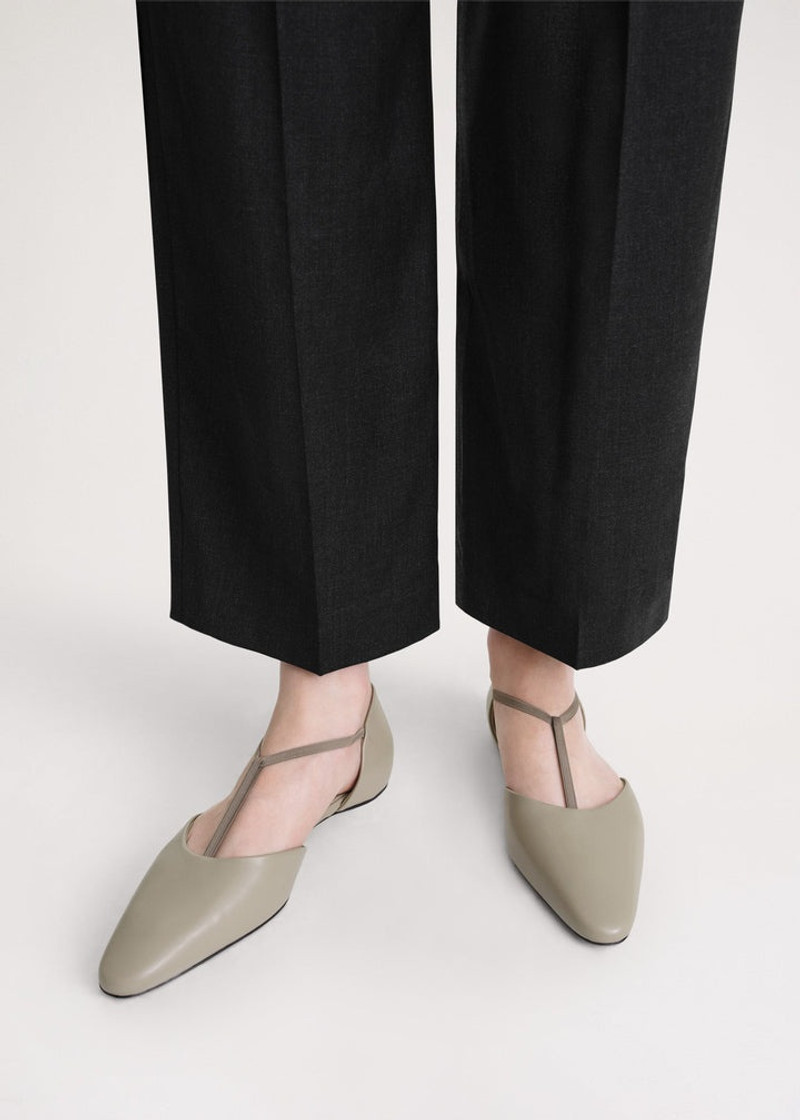 Totême The T-Strap Flat clay outlook