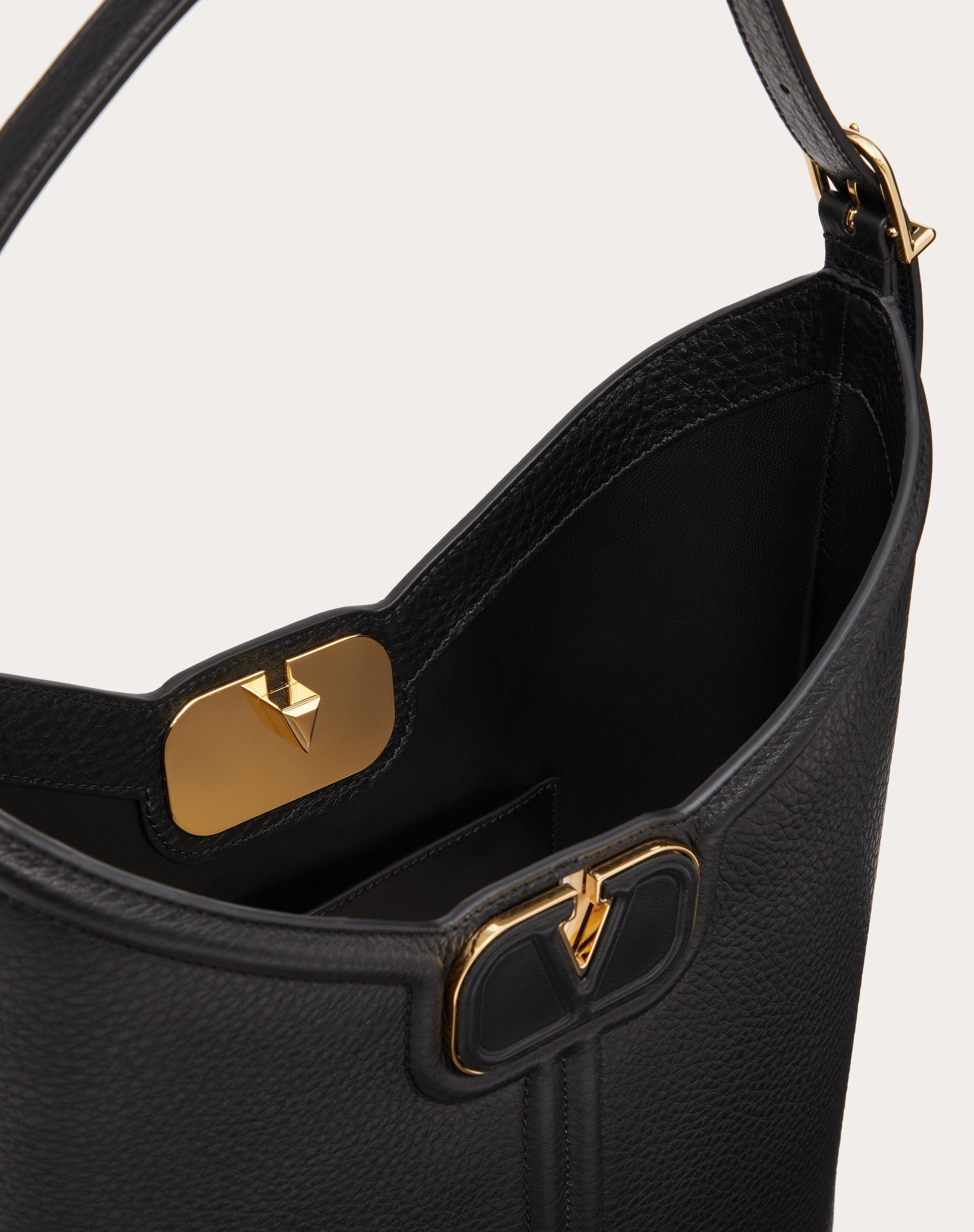 VLOGO LEATHER HOBO BAG IN GRAINY CALFSKIN - 6