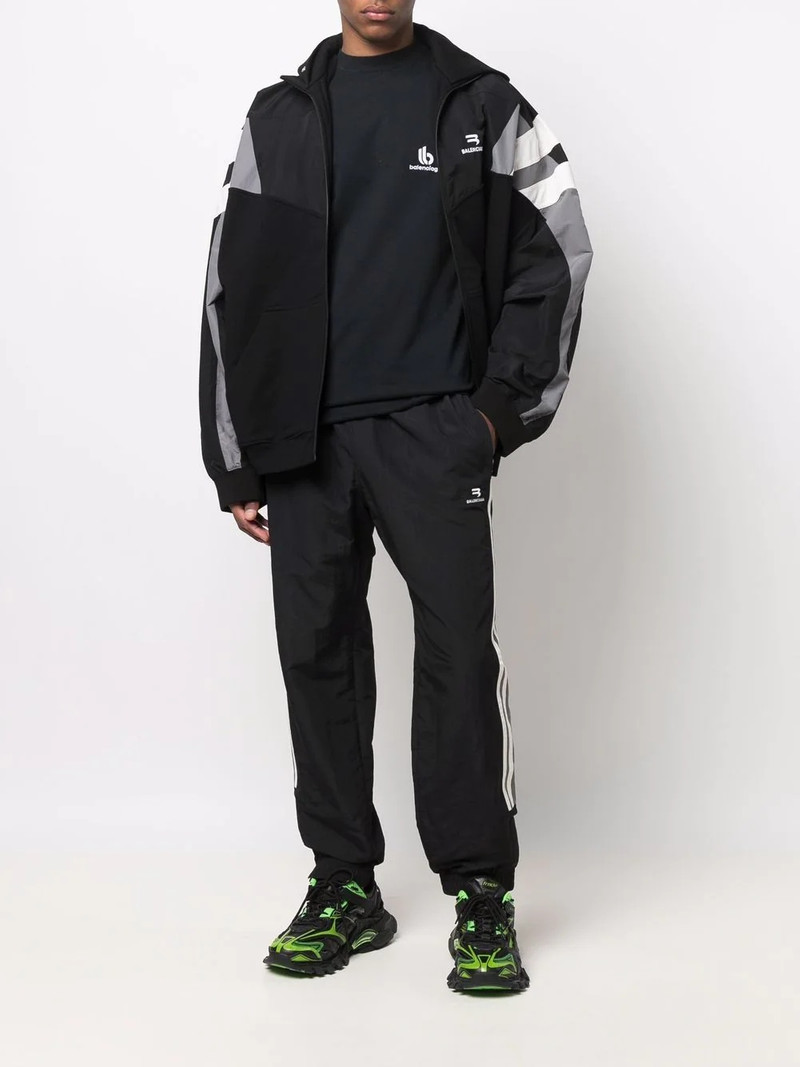 BALENCIAGA logo-embroidered T-shirt outlook