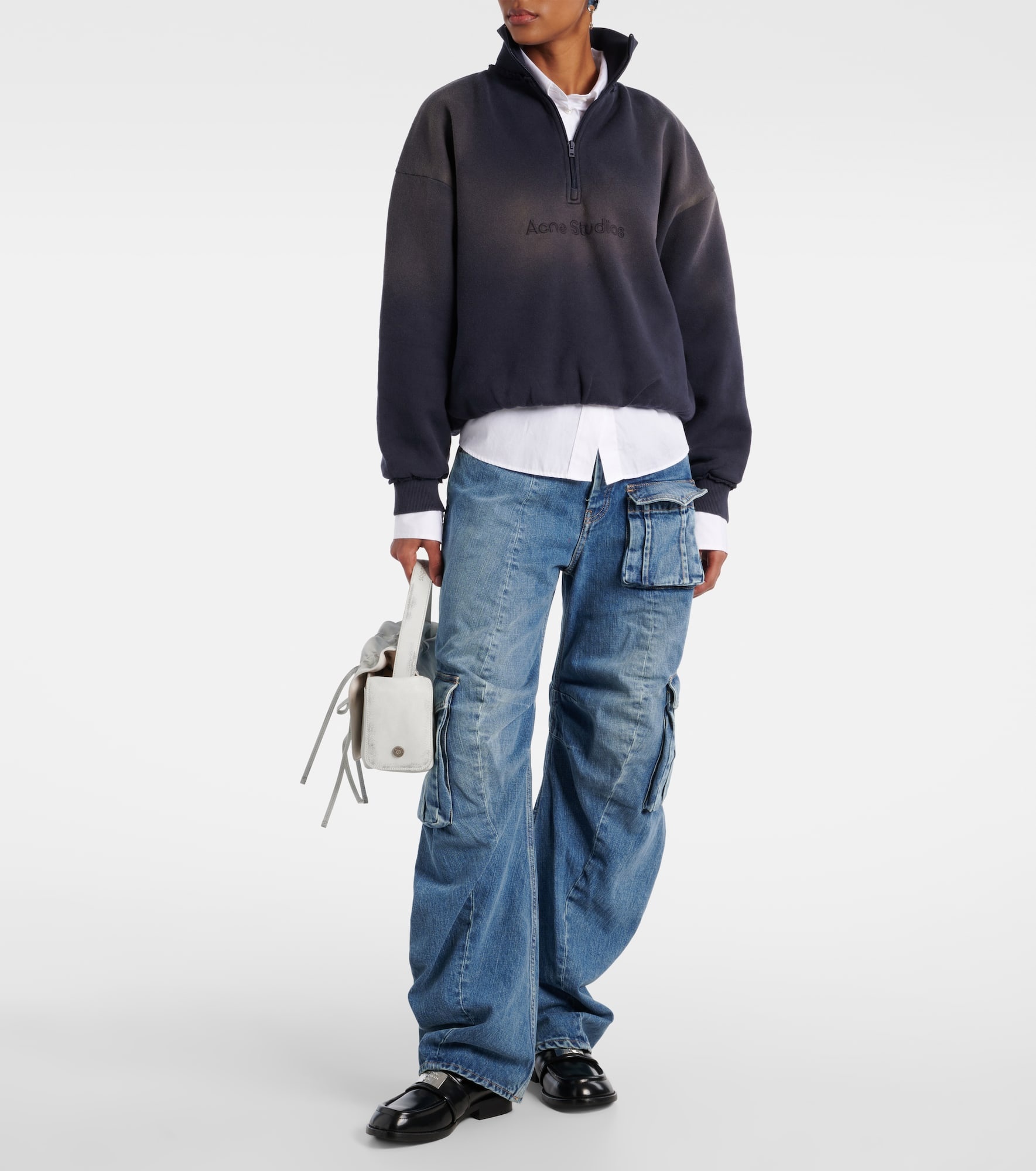 Low-rise barrel-leg cargo jeans - 2