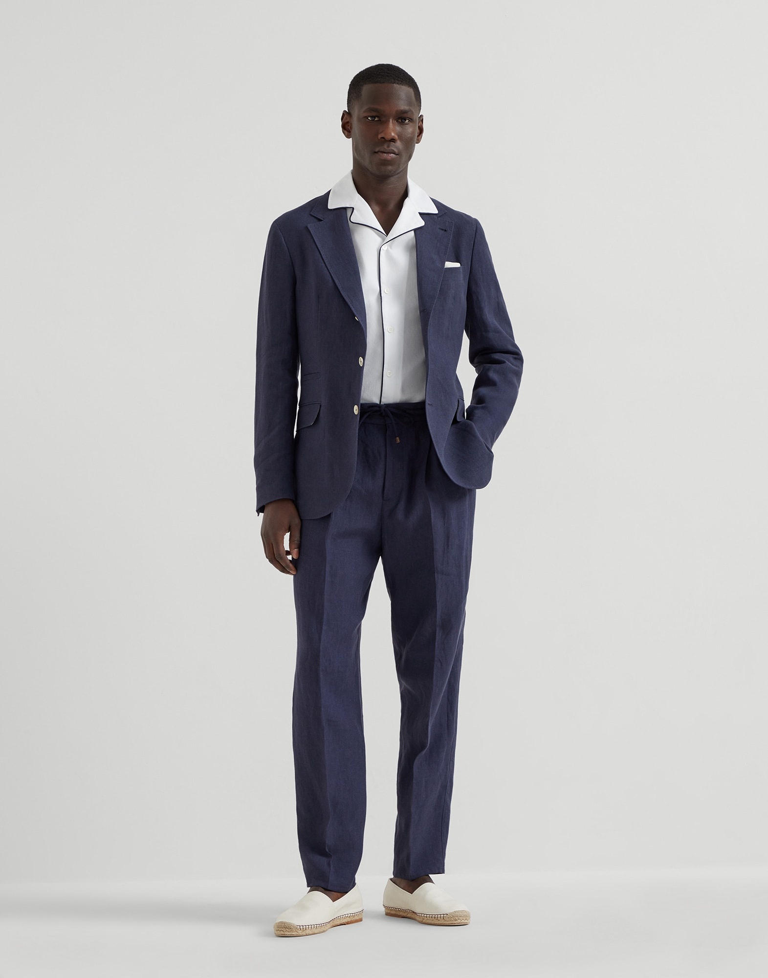 Linen leisure fit trousers with drawstring and double pleats - 4