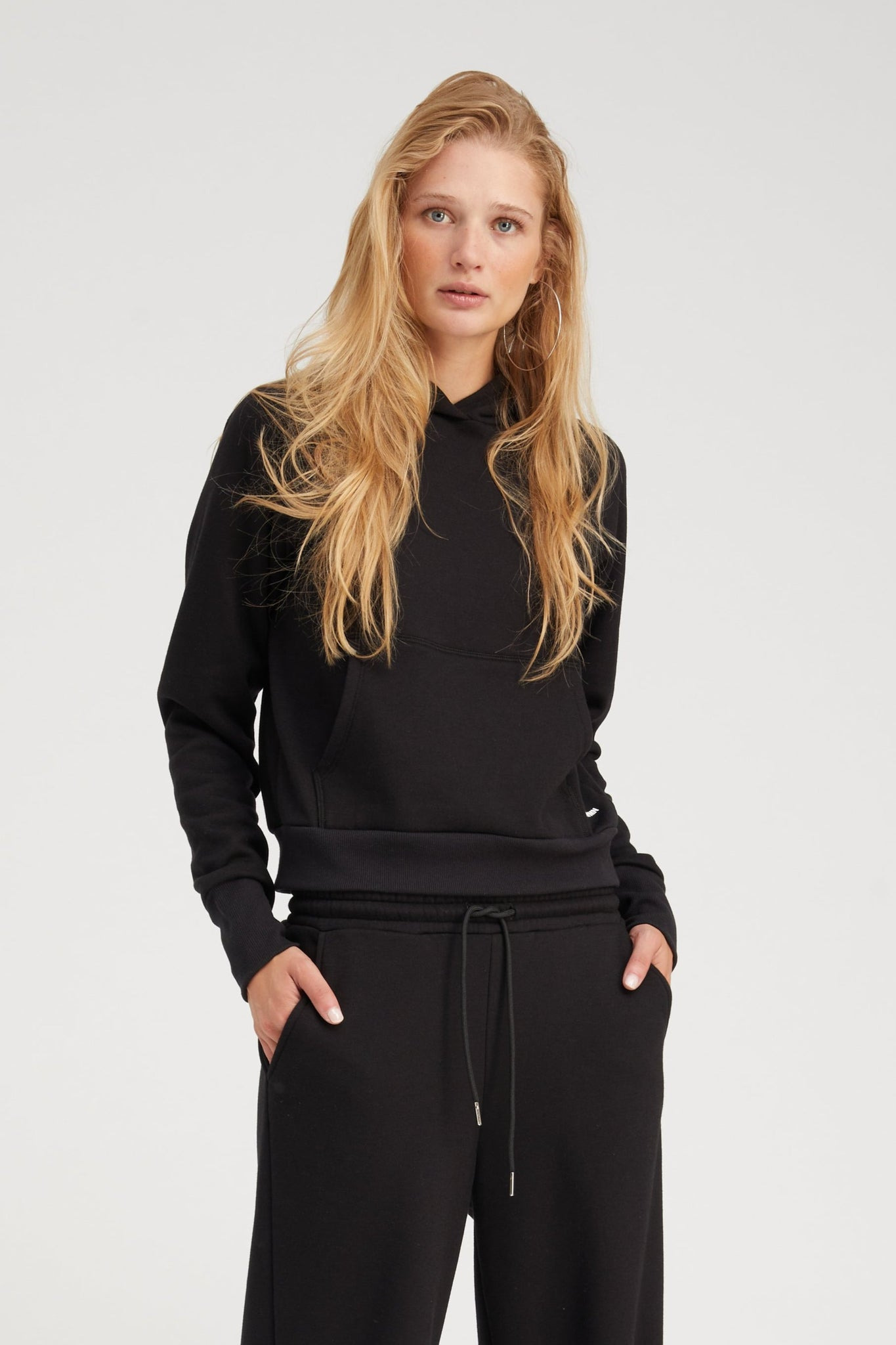 BLACK SHRUNKEN HOODIE - 2