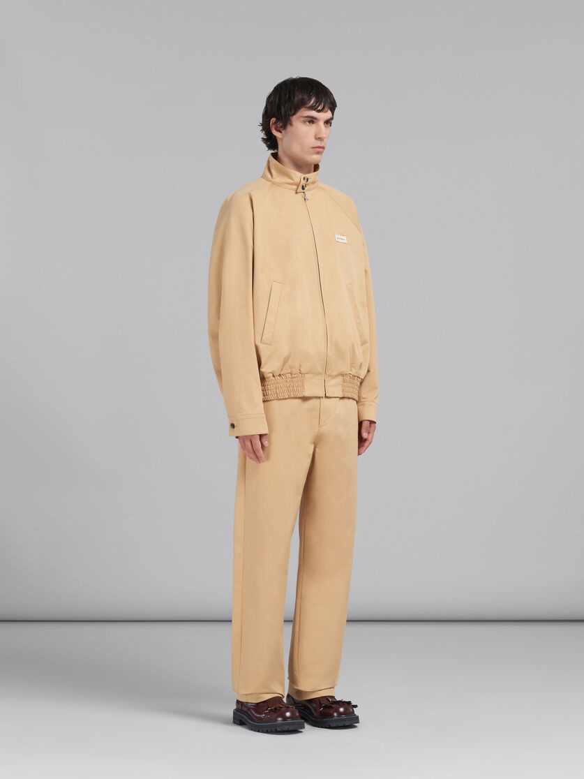 BEIGE BIO GABARDINE TROUSERS WITH BACK LOGO WAIST - 5