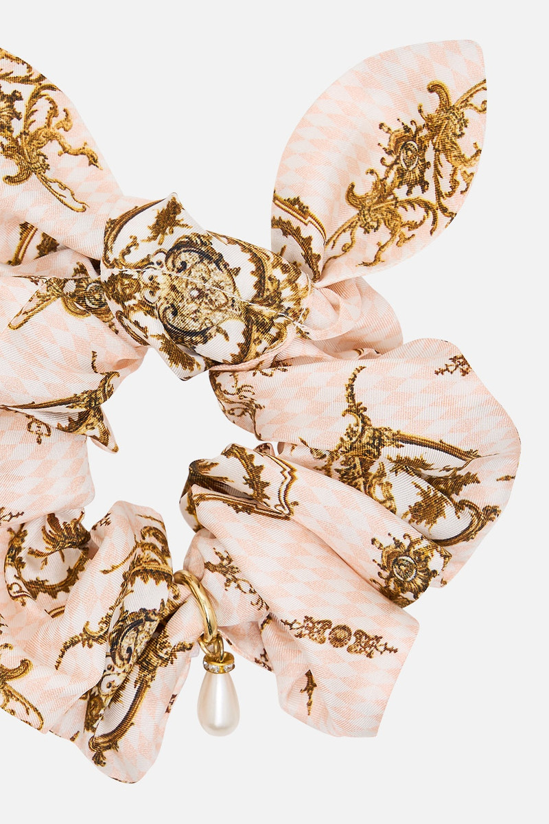 CAMILLA SCRUNCHIE WITH TRINKET outlook